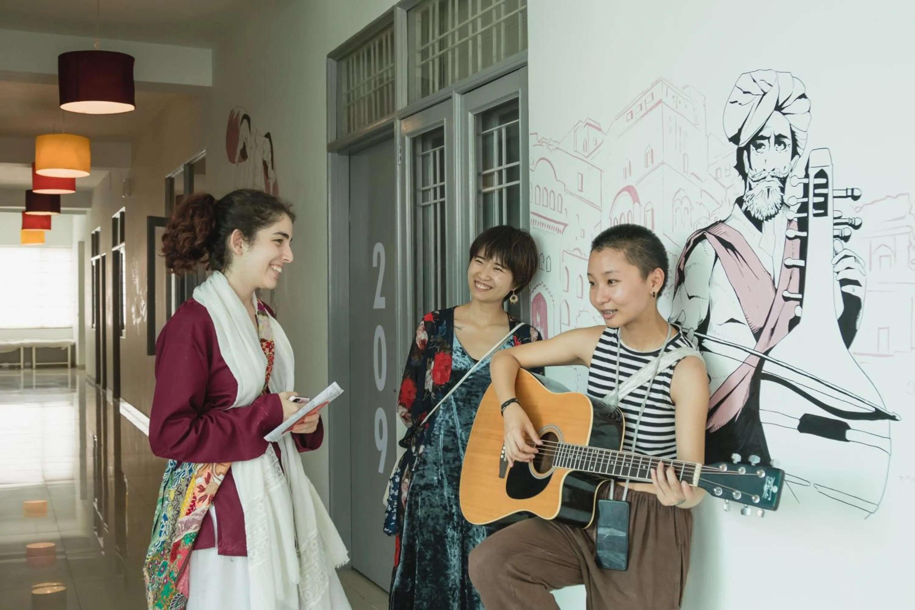 Communal lounge/ TV room in Zostel Jaipur