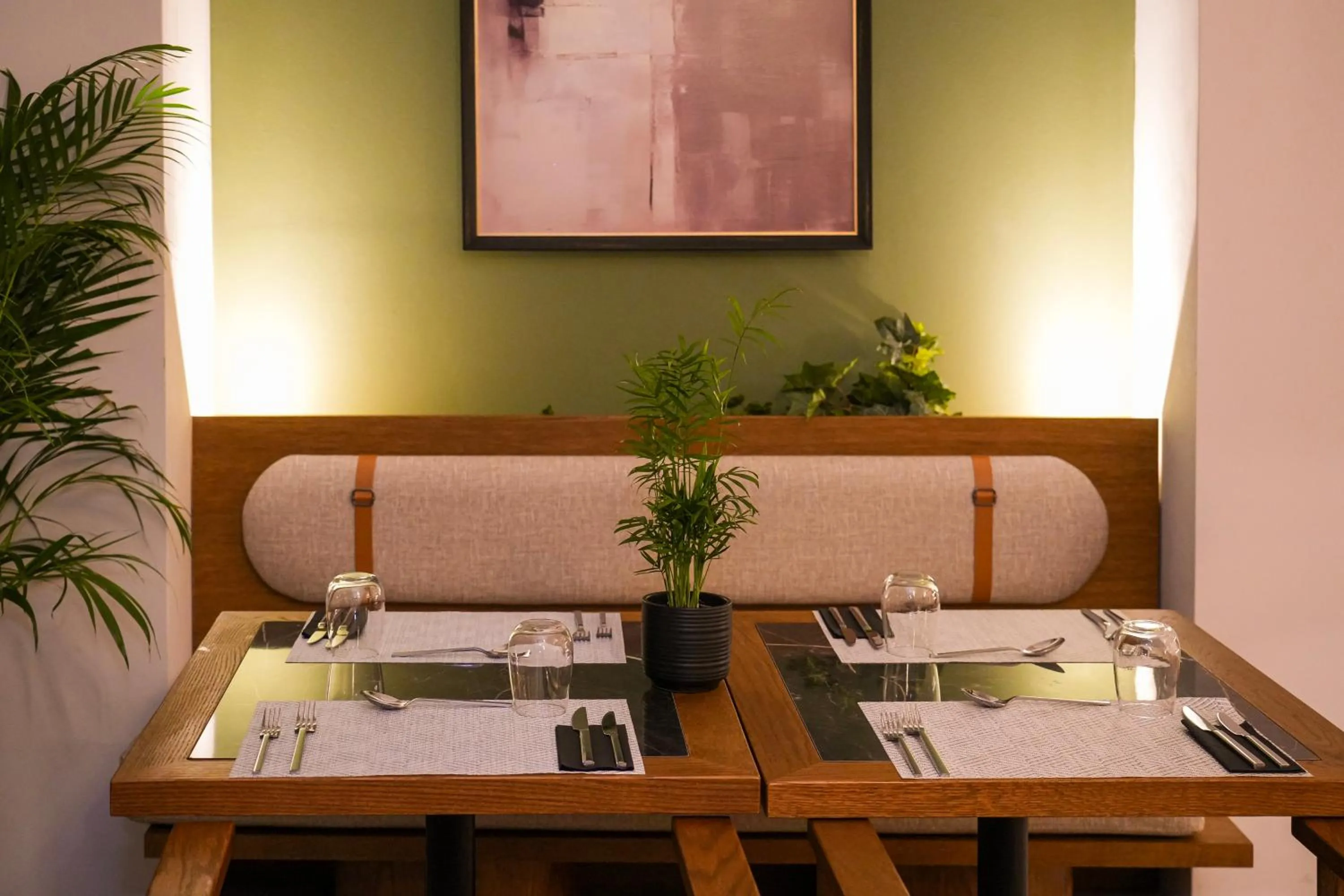 Restaurant/places to eat in Centro Vero Suites by Omilos Hotels