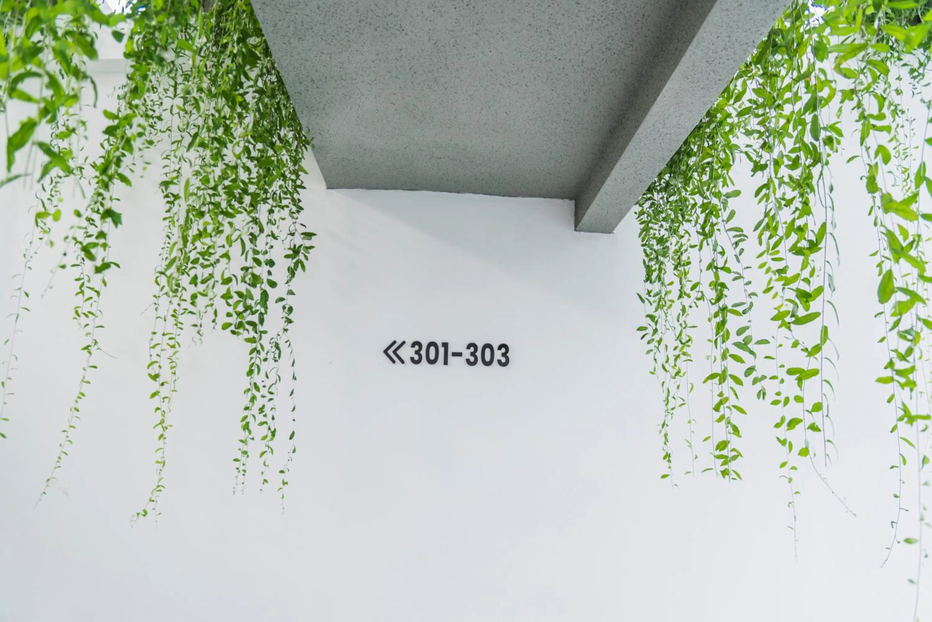 Logo/Certificate/Sign in Replay Pool Villa