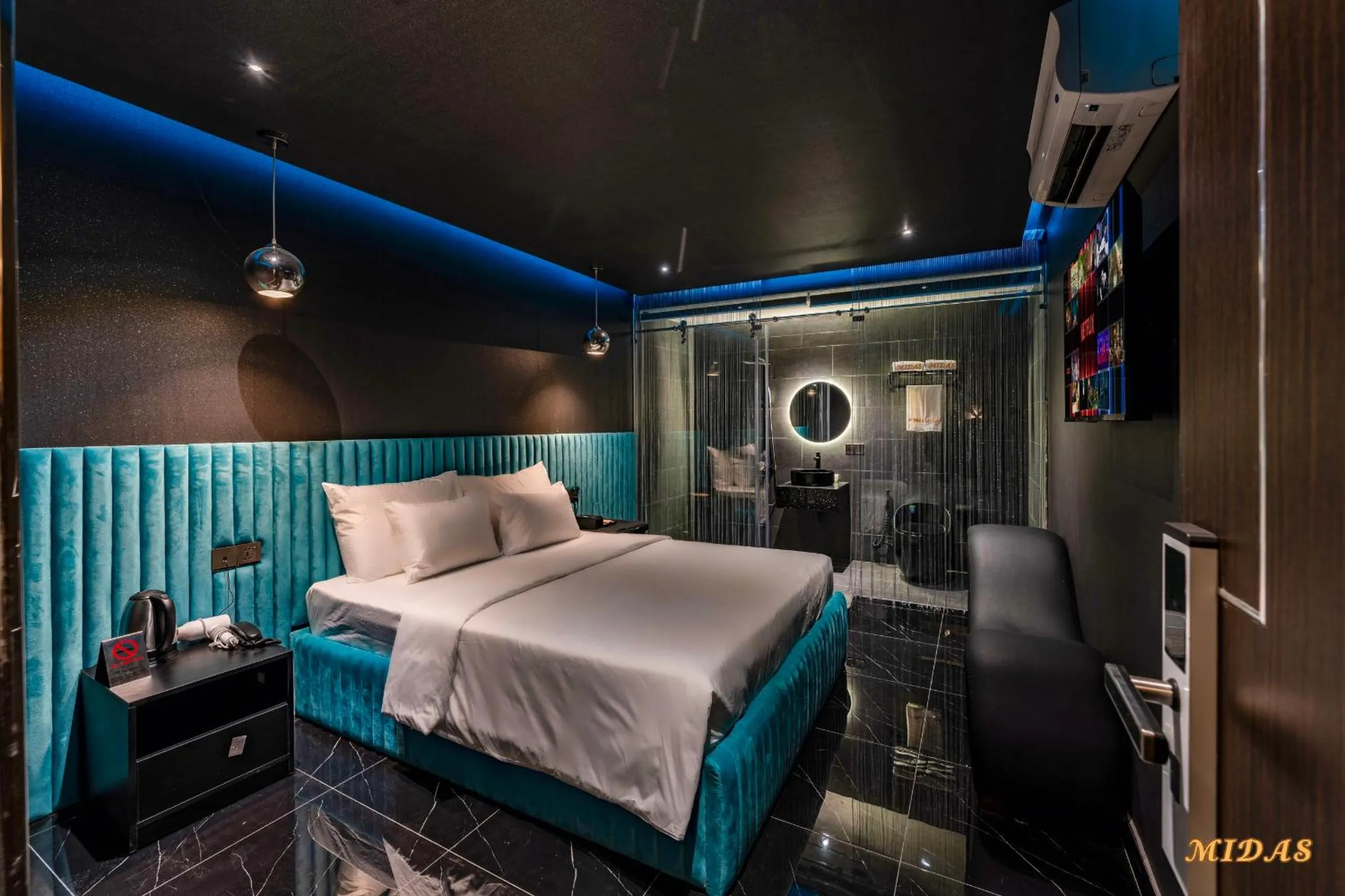 TV and multimedia, Bed in Midas Hotel 2