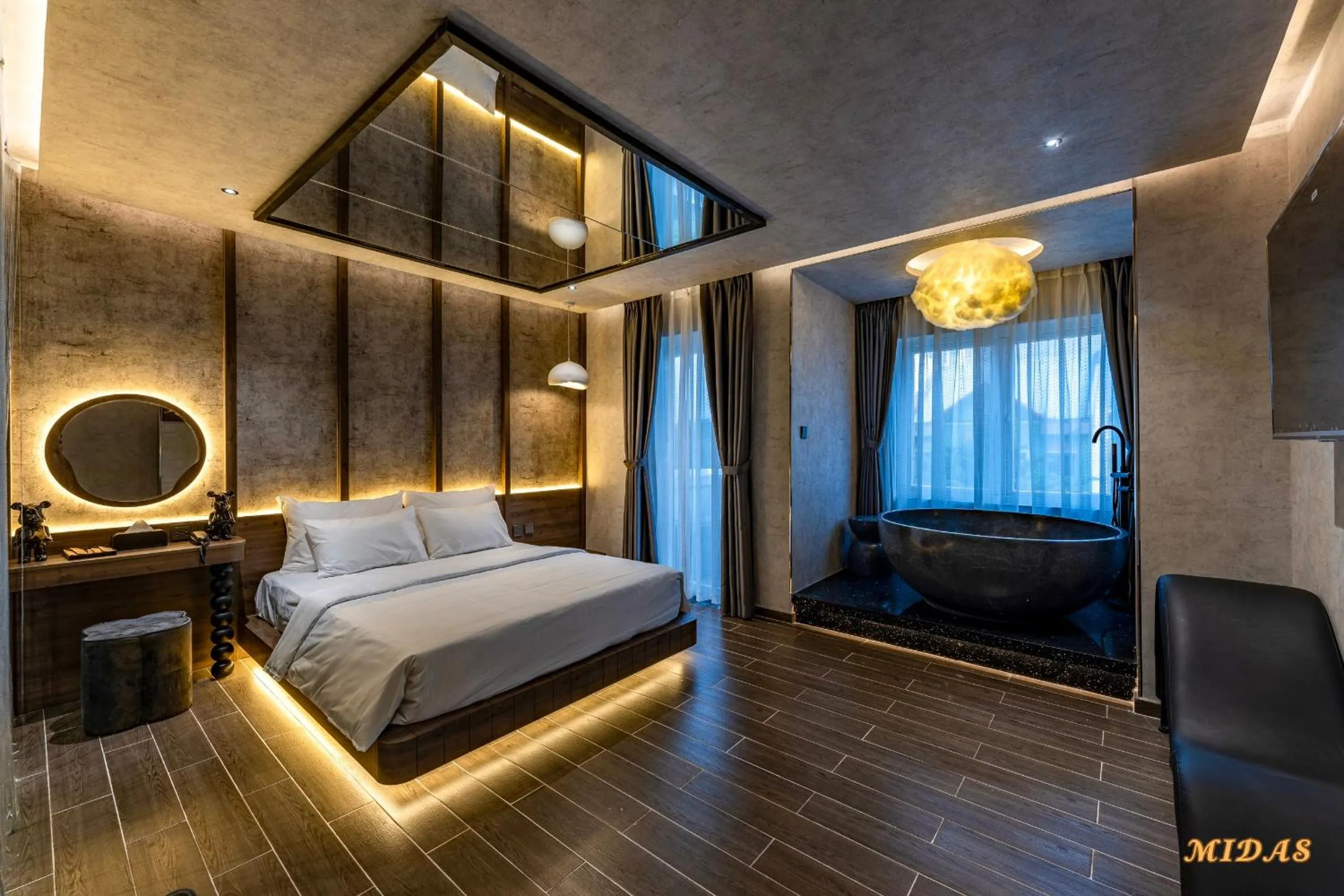 Bedroom, Bed in Midas Hotel 2