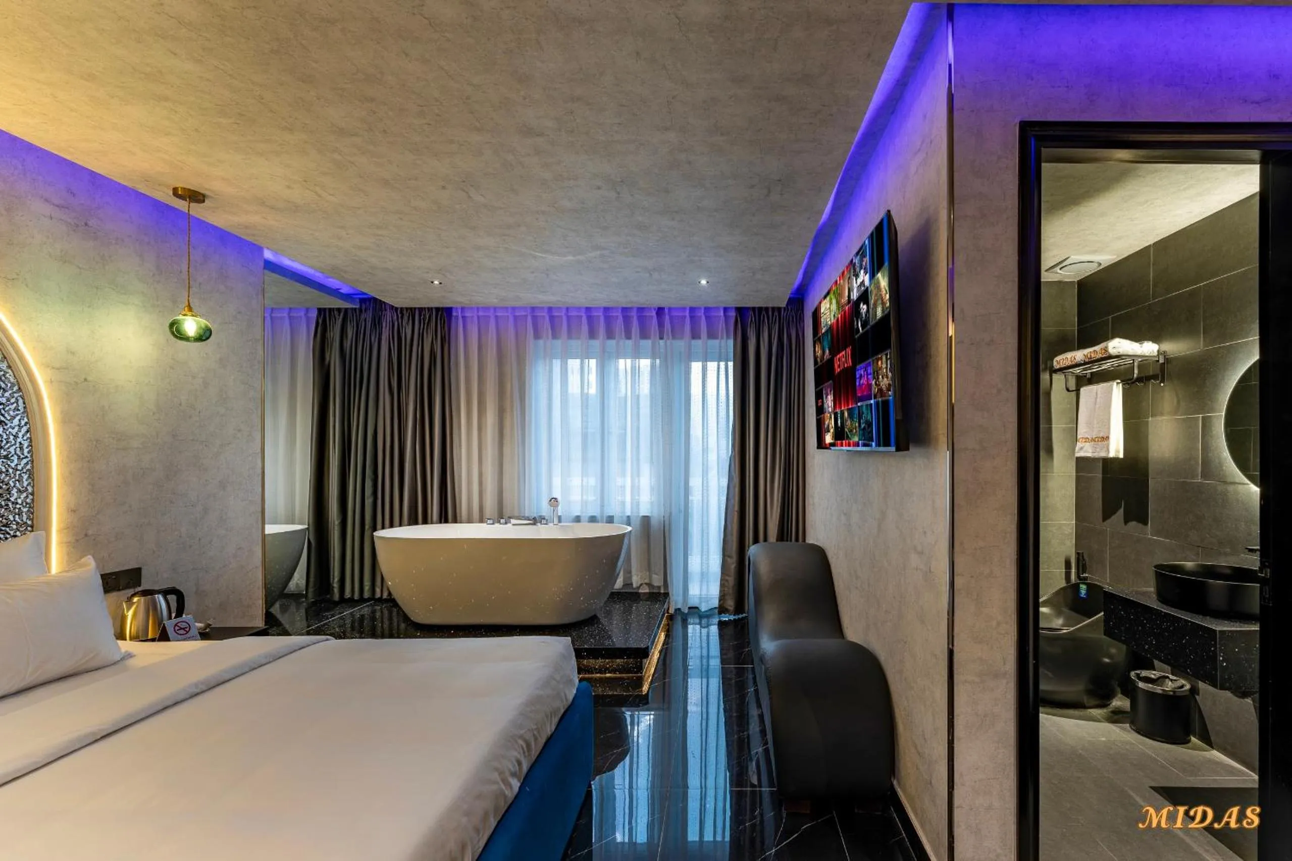 Bed in Midas Hotel 2