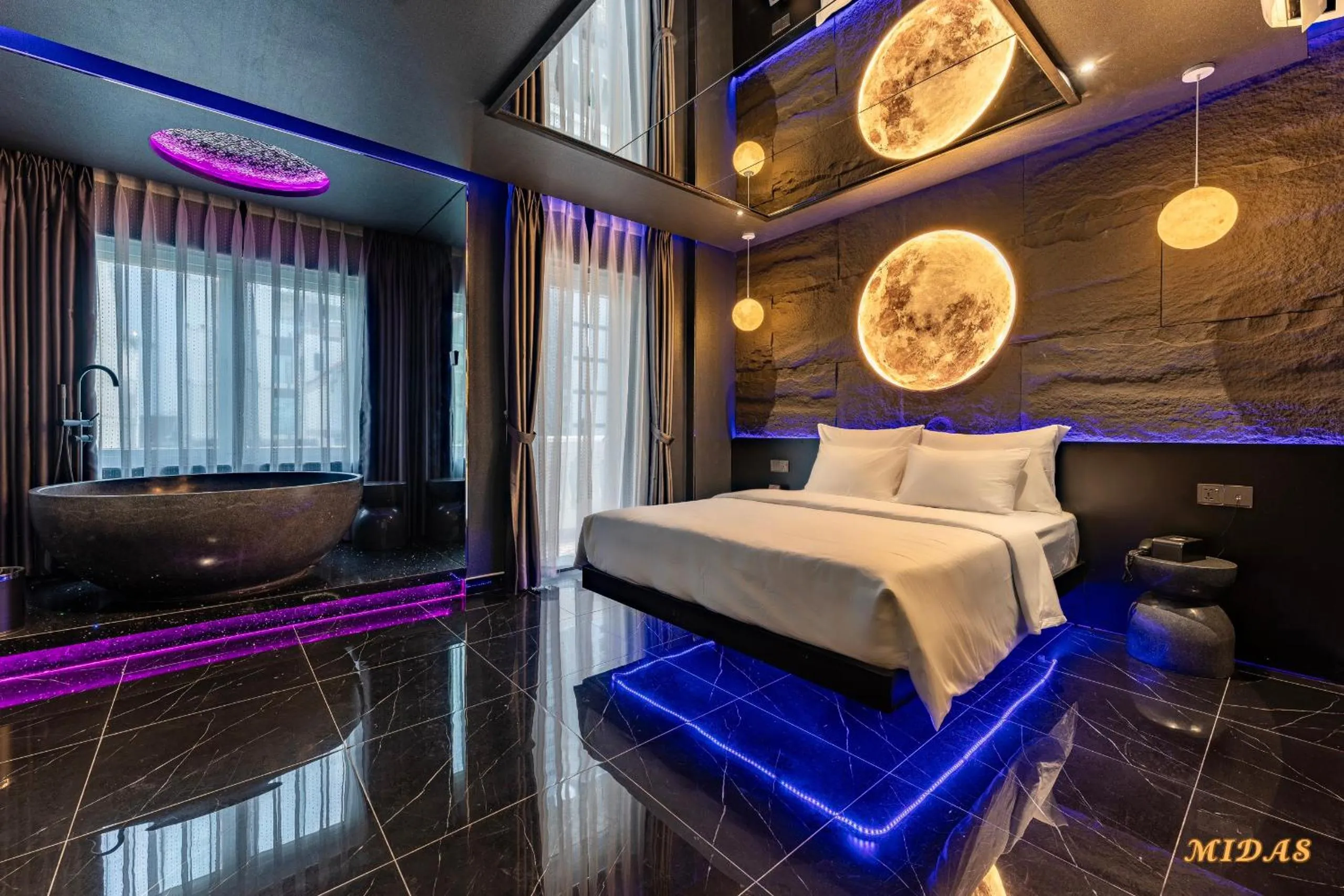 Photo of the whole room, Bed in Midas Hotel 2