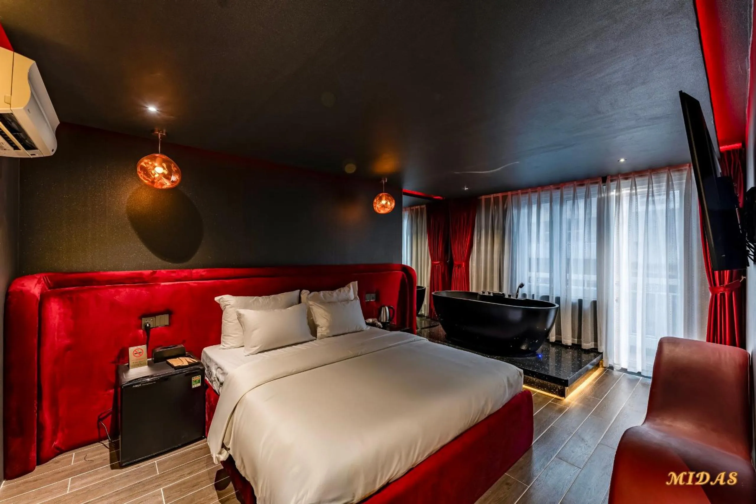 TV and multimedia, Bed in Midas Hotel 2