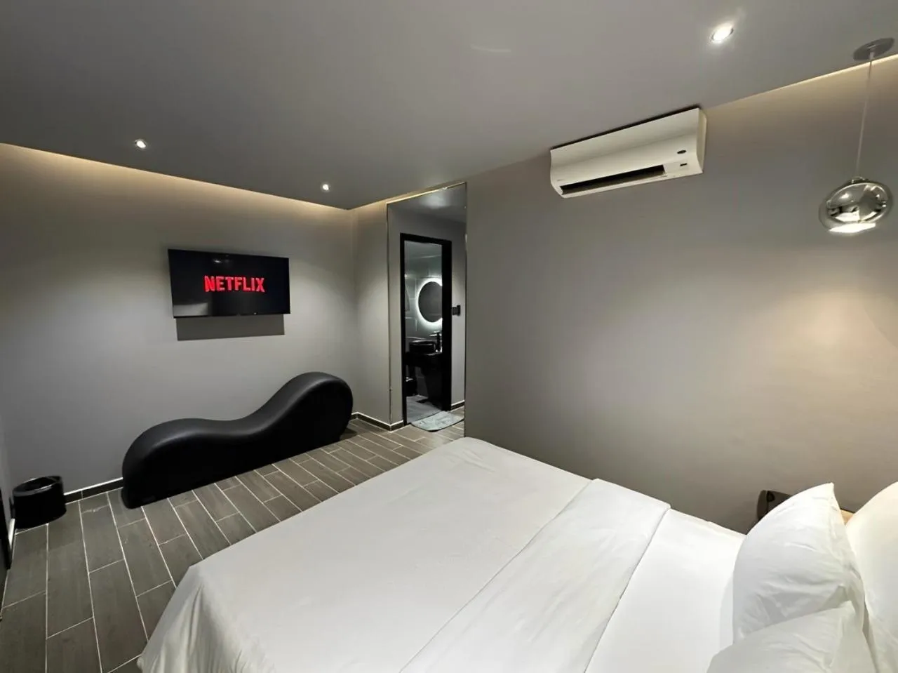 TV and multimedia, Bed in Midas Hotel 2