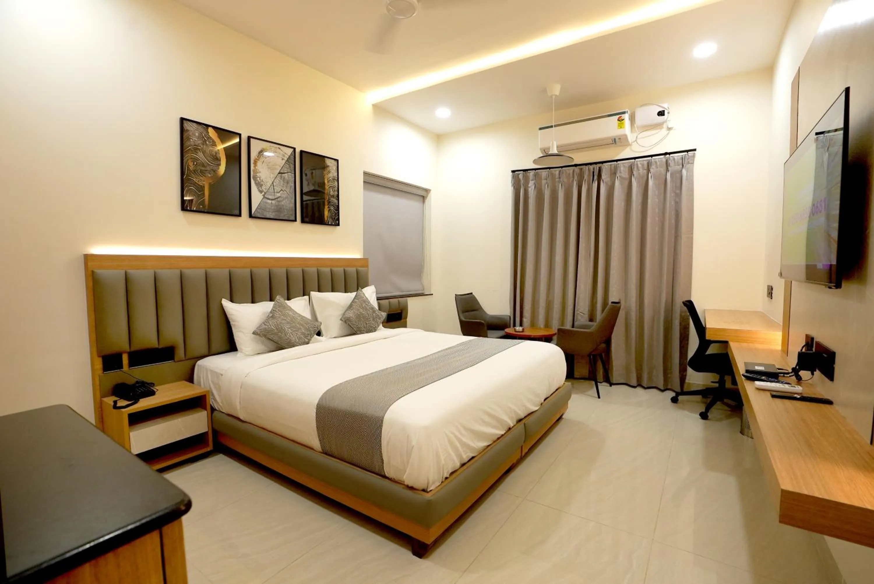 Bedroom, Bed in Oak Business Hotel