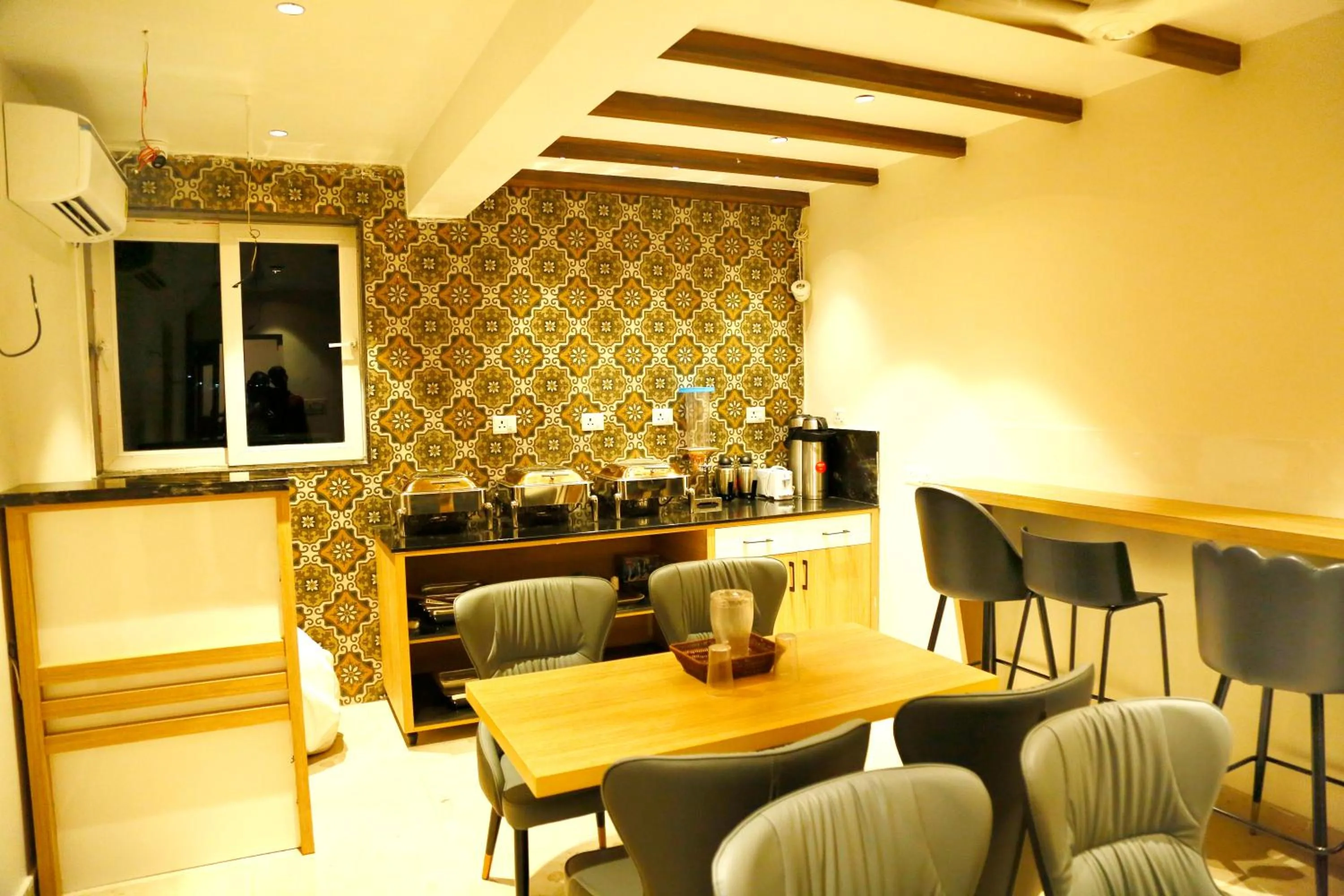 Restaurant/places to eat in Oak Business Hotel