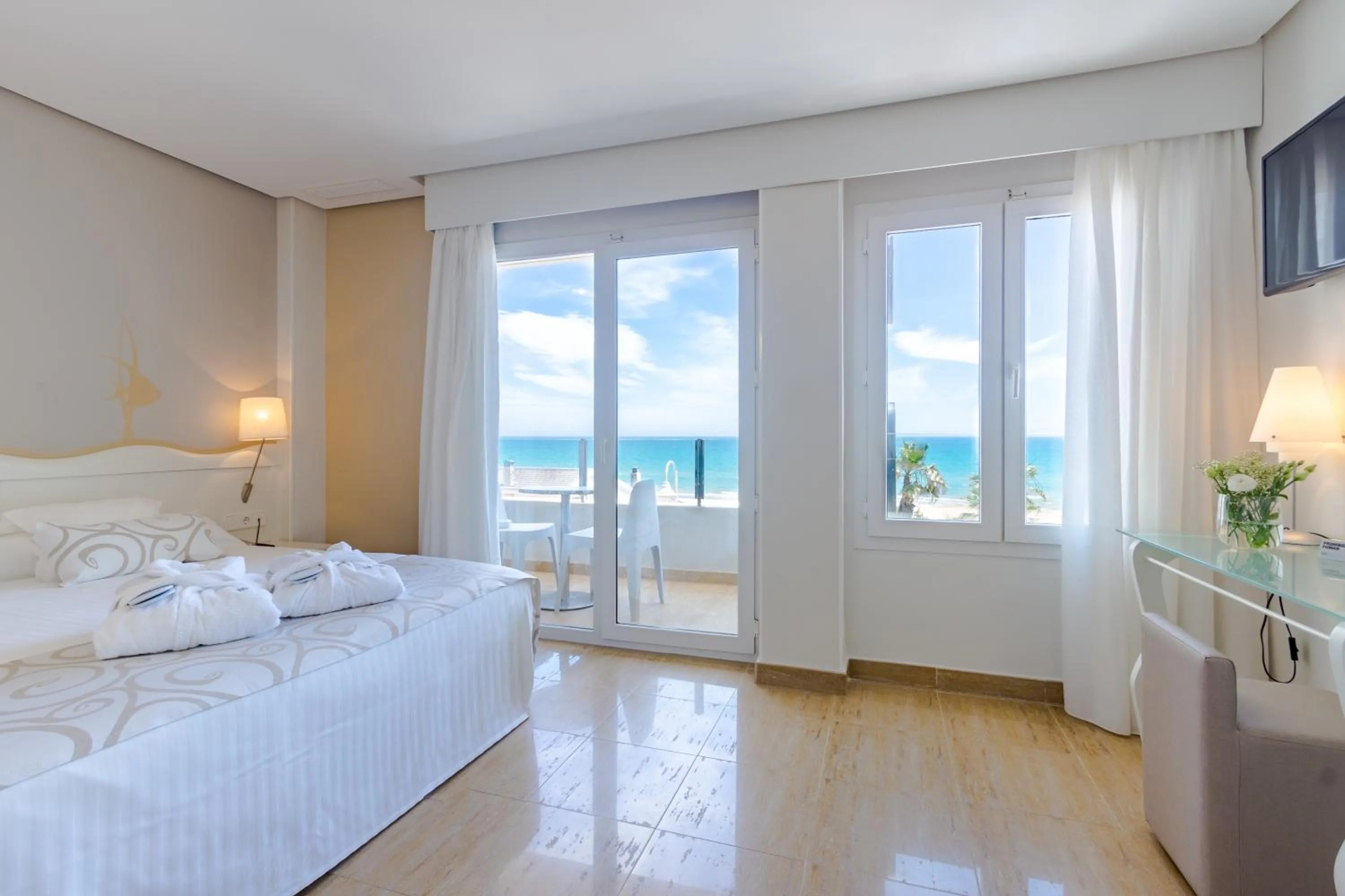 Photo of the whole room, Bed in Hotel Meridional