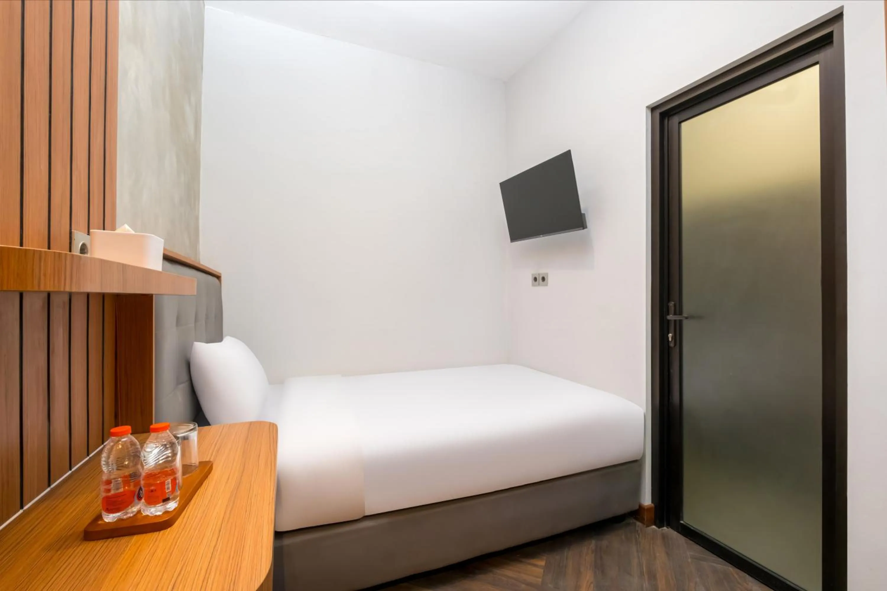 Bed in Omni Rooms by Sinergi