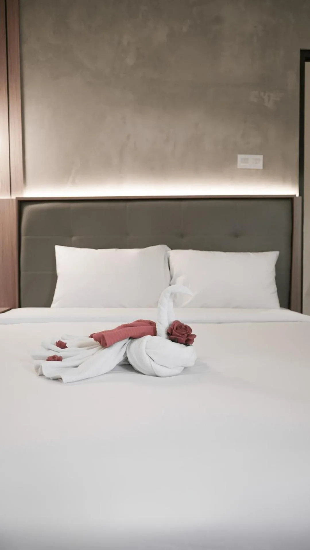 Bed in Omni Rooms by Sinergi