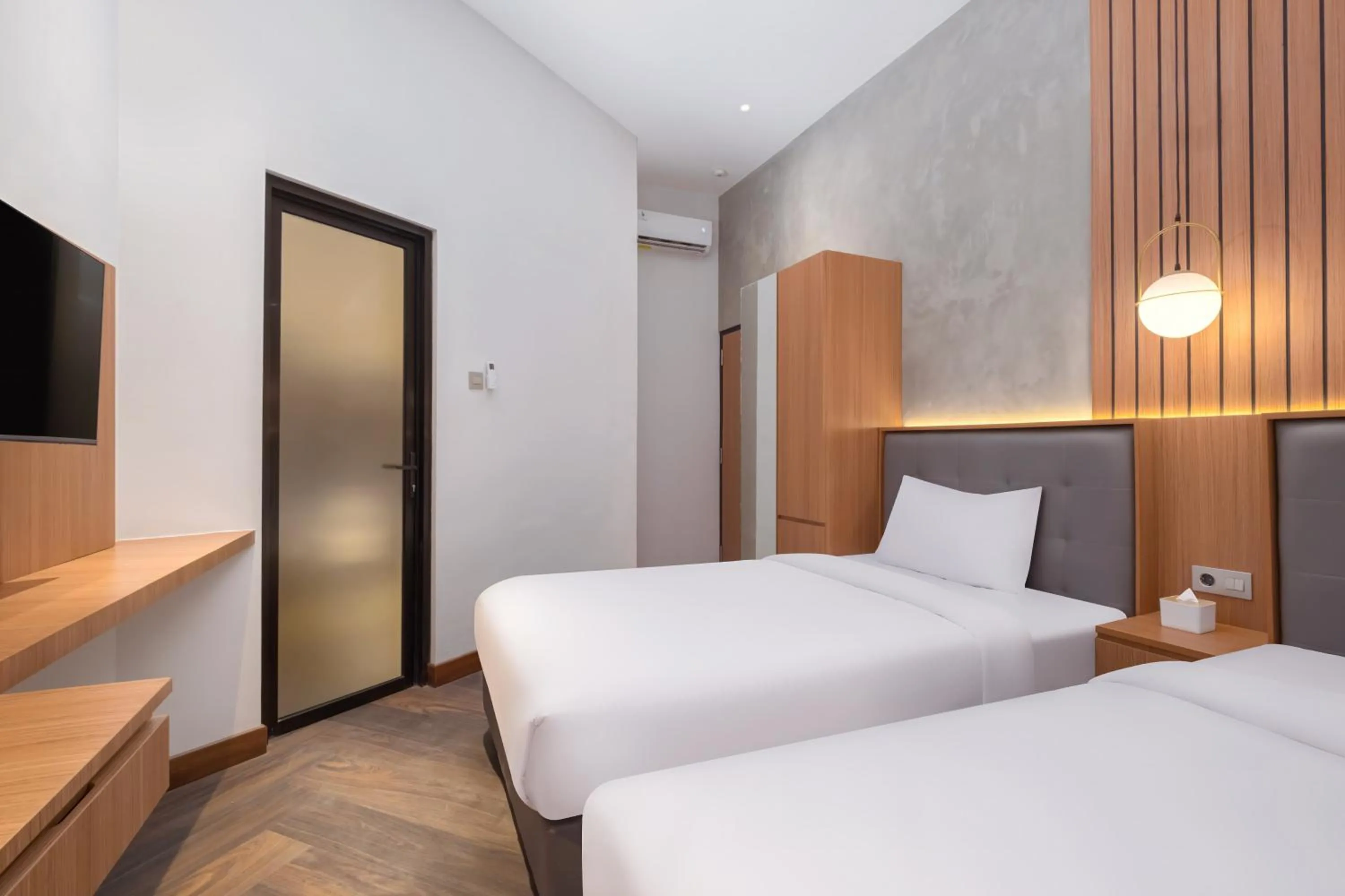 Bed in Omni Rooms by Sinergi