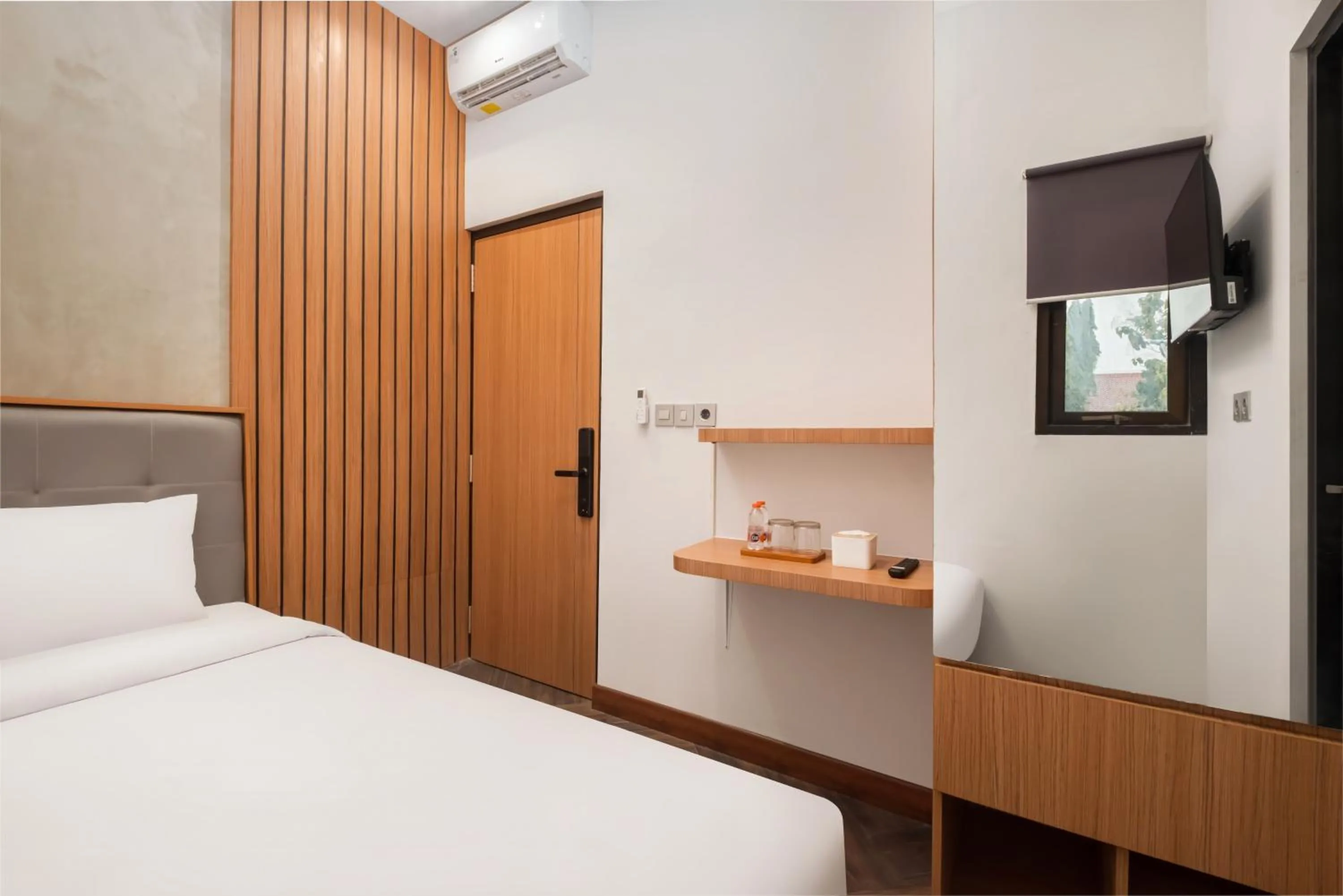 Bedroom, Bed in Omni Rooms by Sinergi
