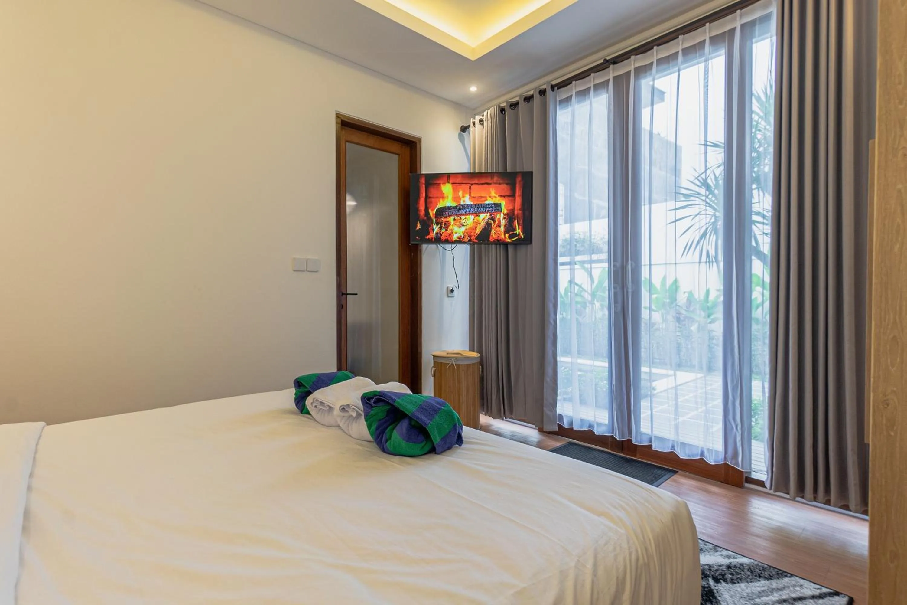 Bedroom, Bed in Cypress Villa