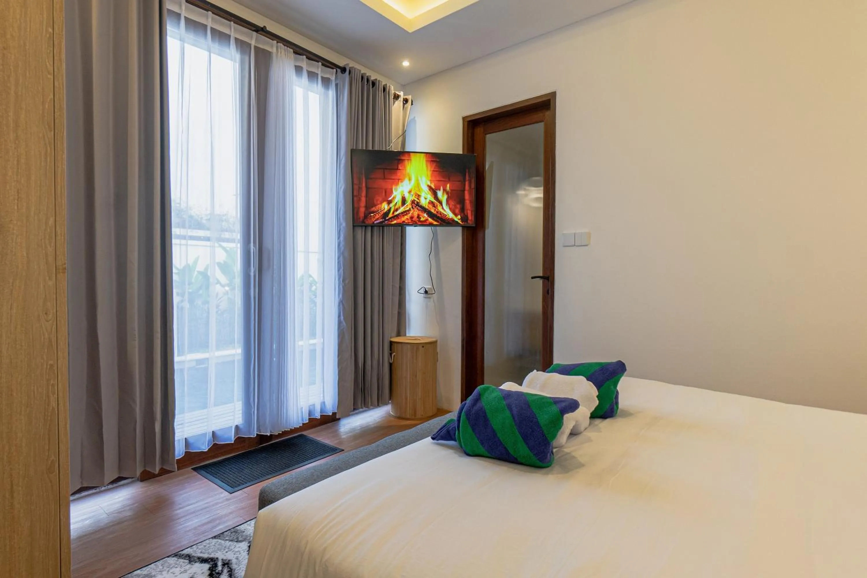 Bedroom, Bed in Cypress Villa