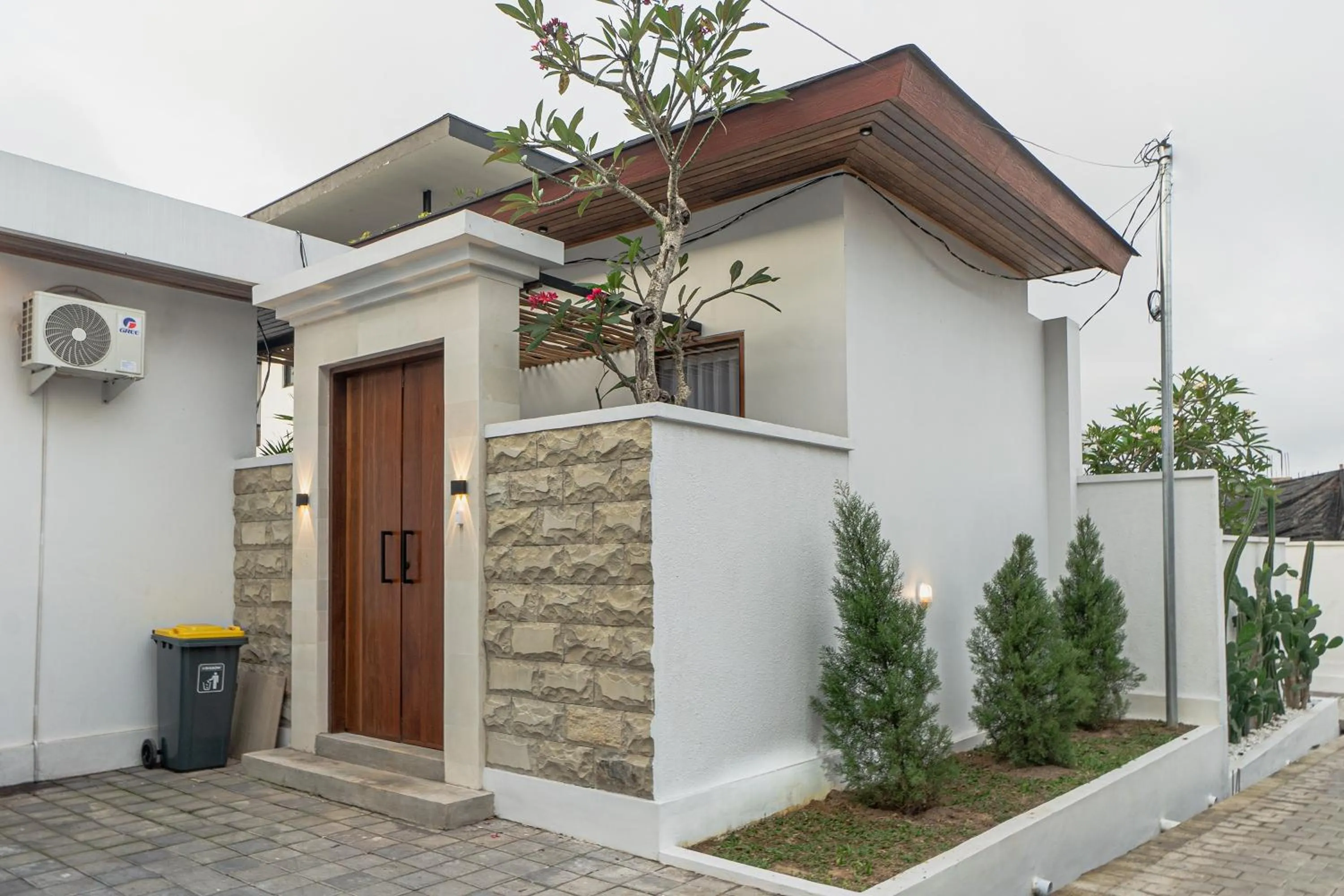 Property building in Cypress Villa