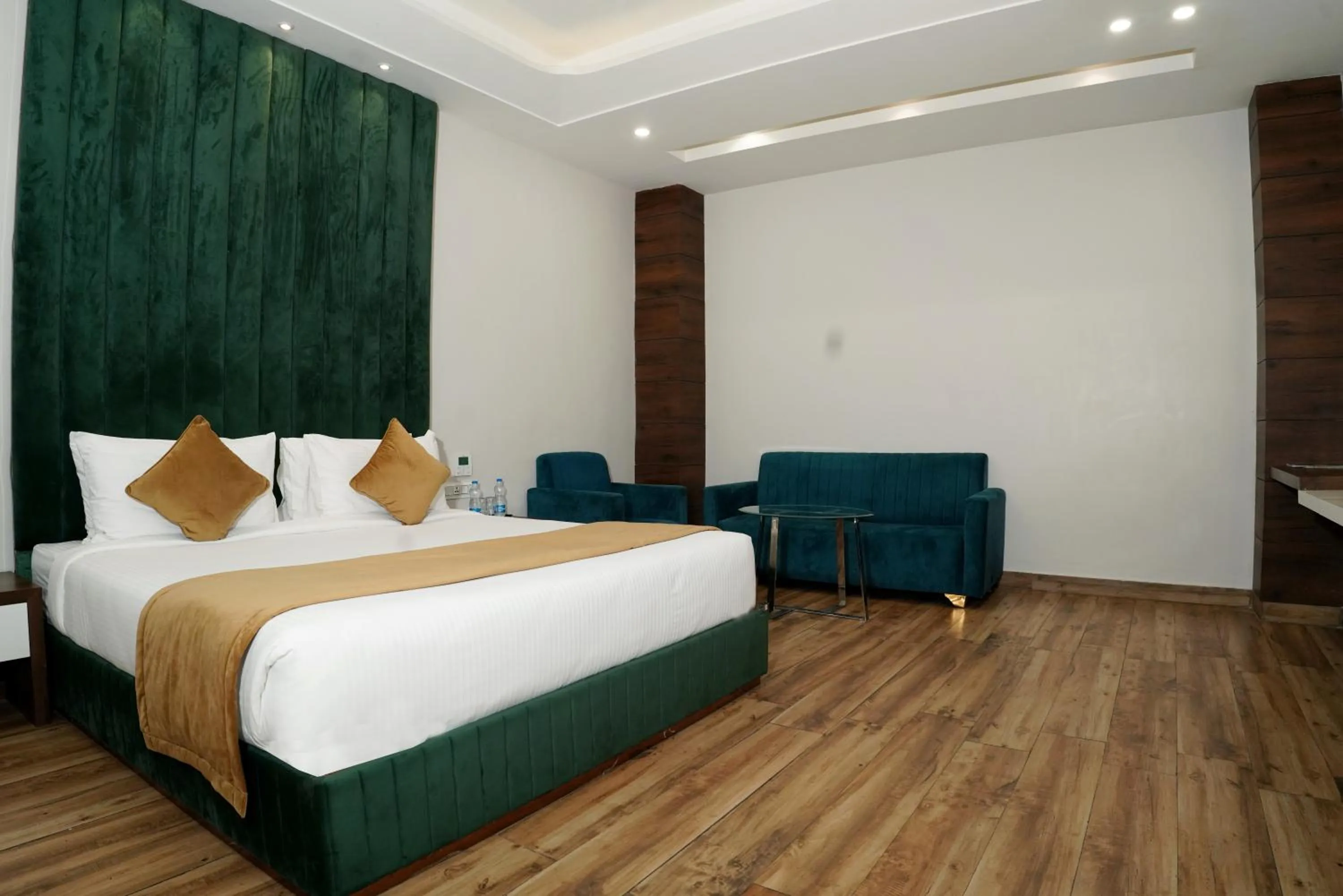 Seating area, Bed in The Signet Royale Bathinda PB