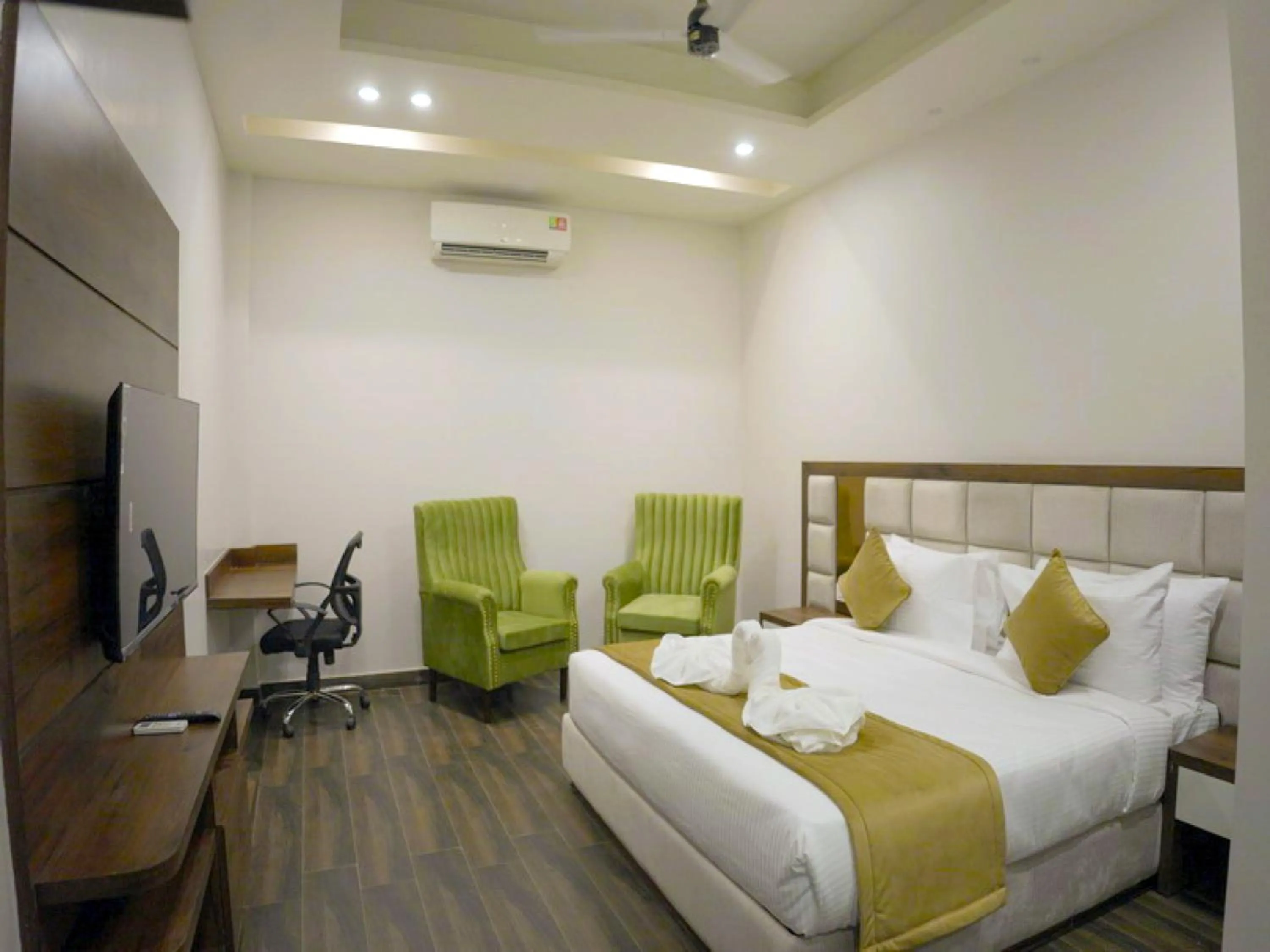 Photo of the whole room, Bed in The Signet Royale Bathinda PB