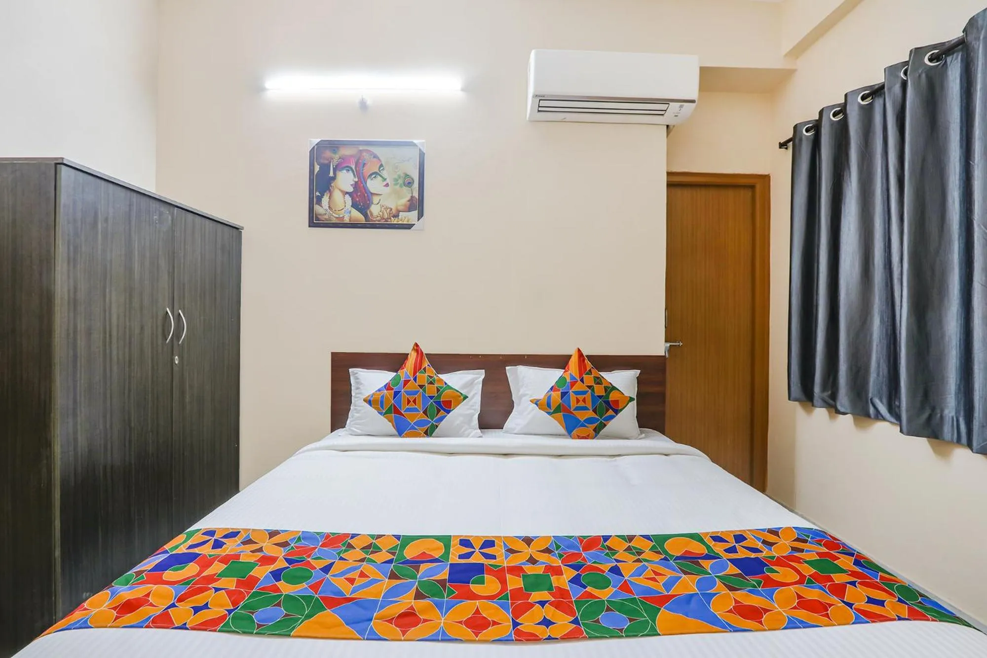 Bed in Via Prestige Castle - Nr KIMS Hospital, Kondapur