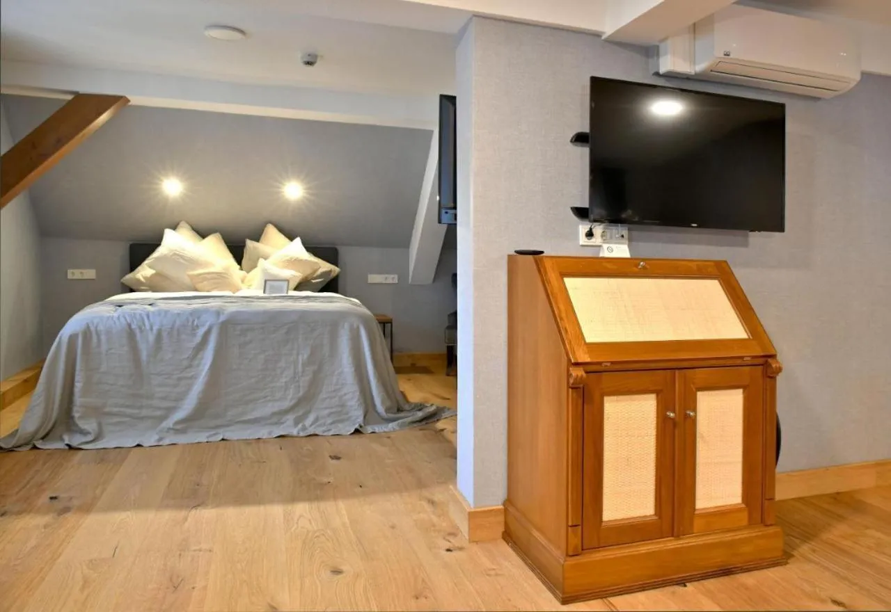 Deluxe Double Room with Bath - single occupancy in Hotel zum Löwen Herborn