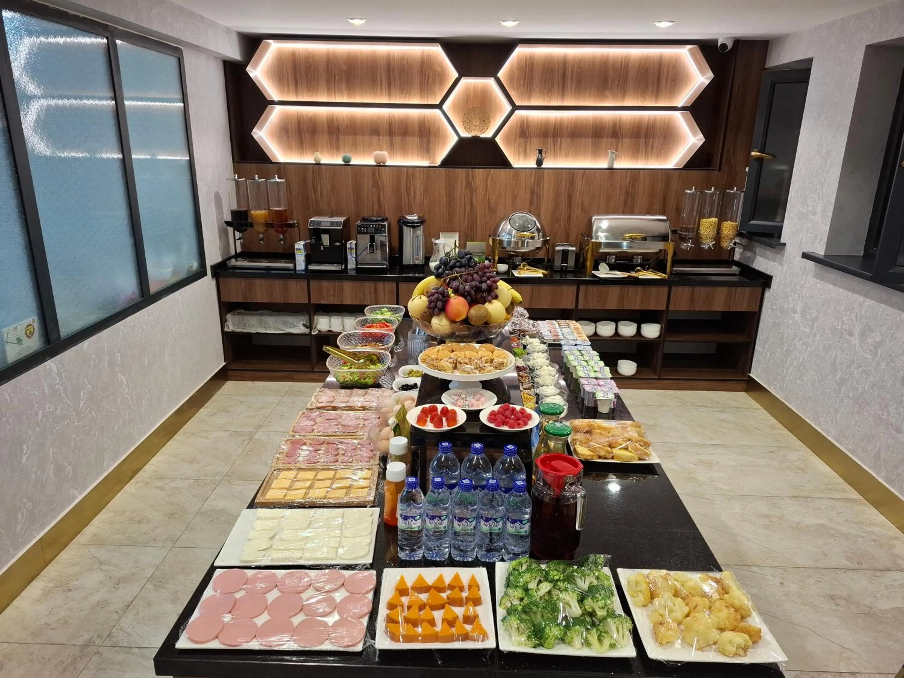 Restaurant/places to eat in My Status Hotel