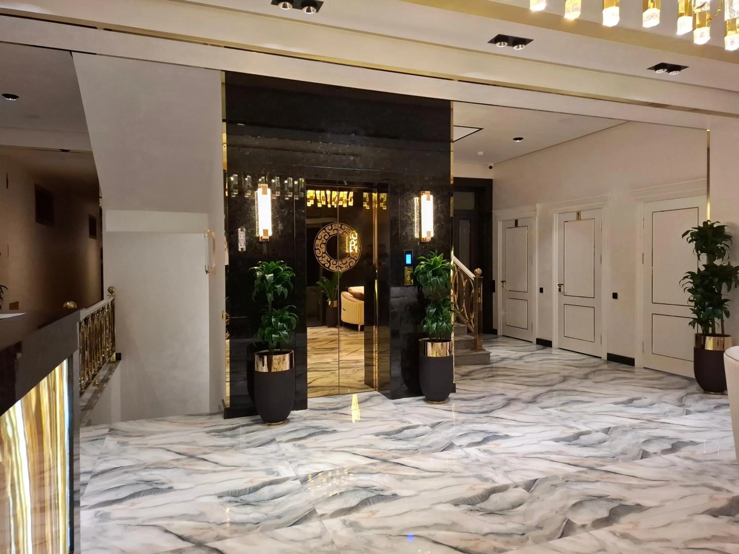 Communal lounge/ TV room in My Status Hotel