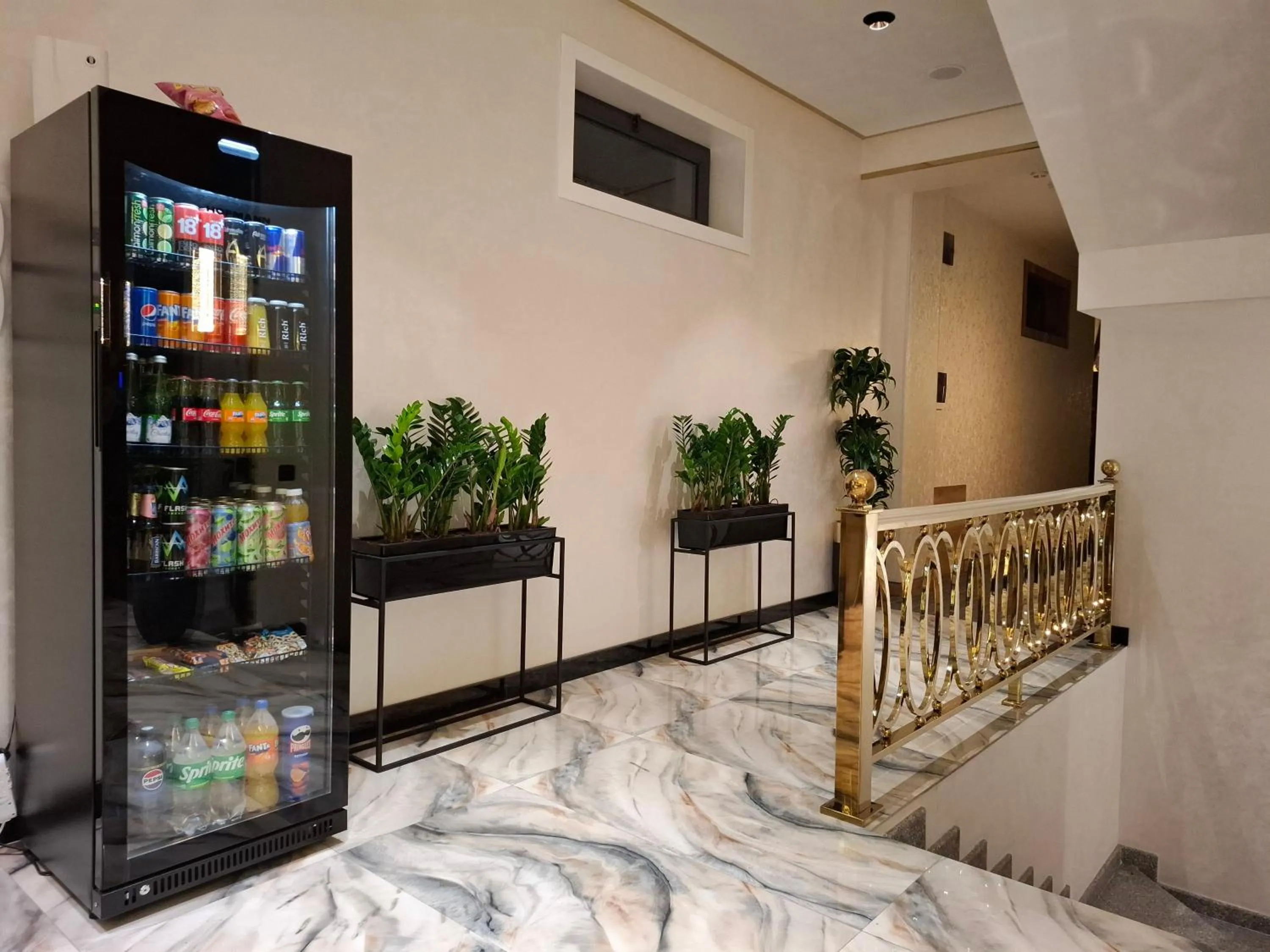 Communal lounge/ TV room in My Status Hotel