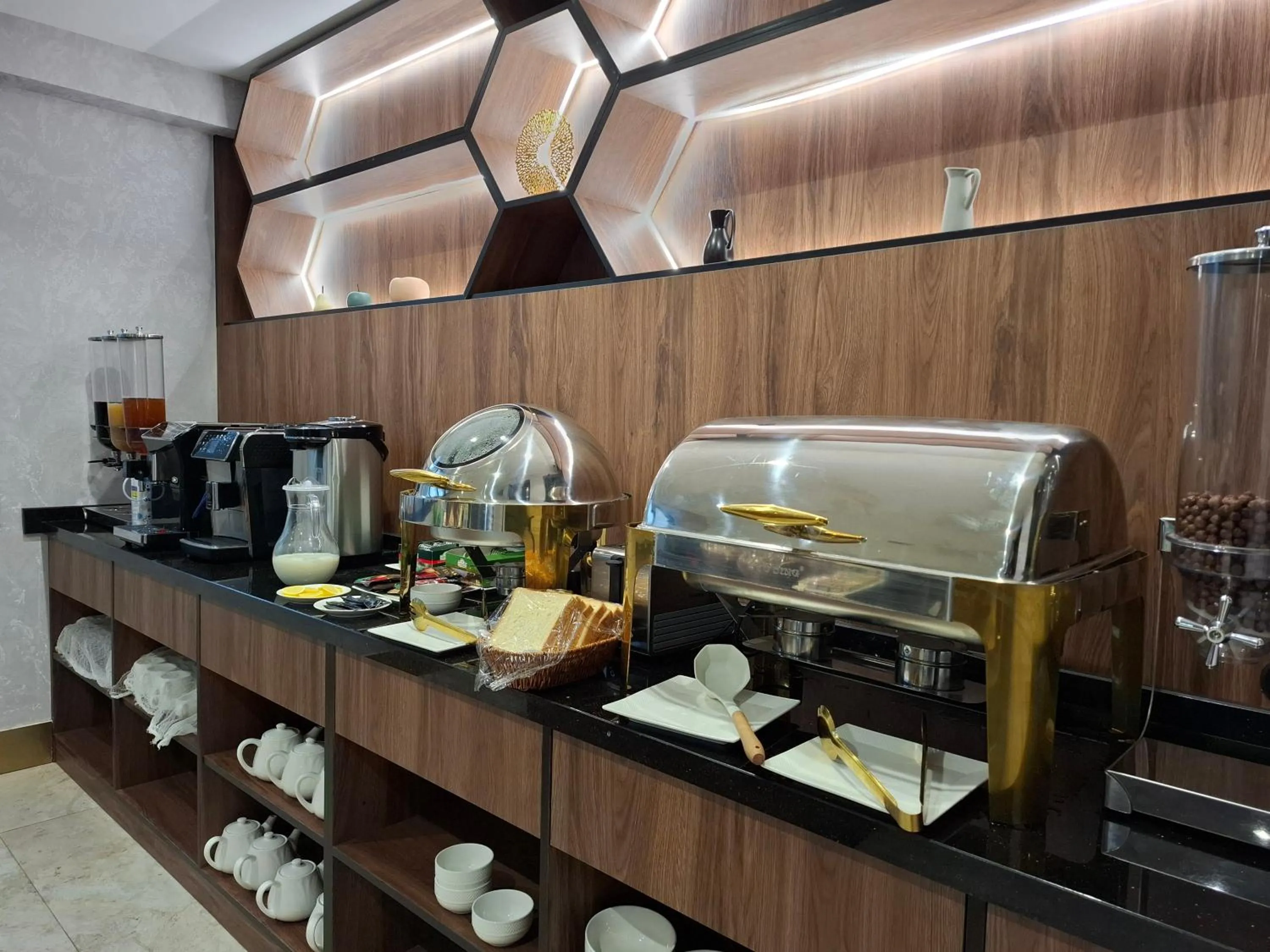 Restaurant/places to eat in My Status Hotel