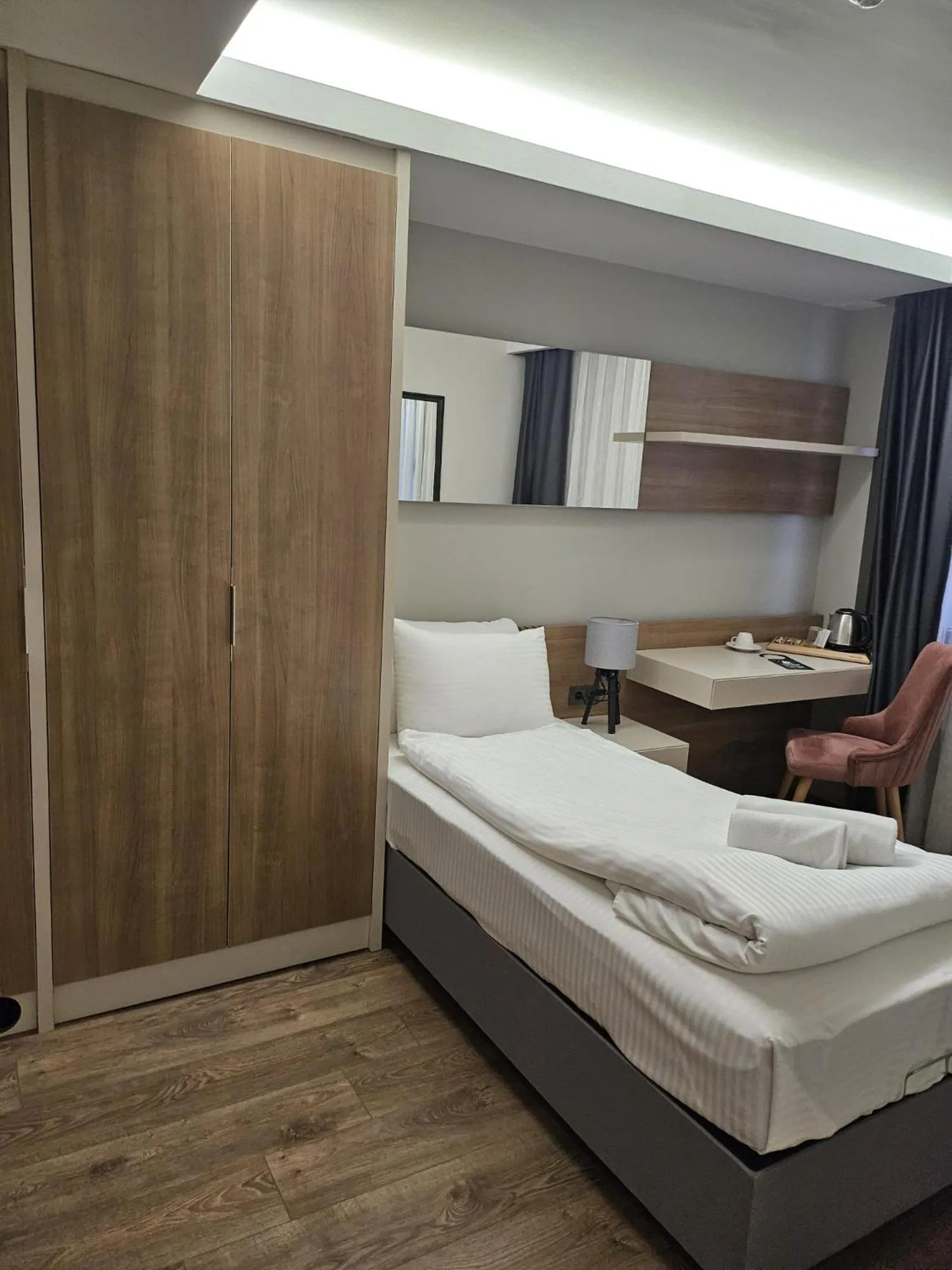 Photo of the whole room, Bed in Frezya - Exclusively Woman