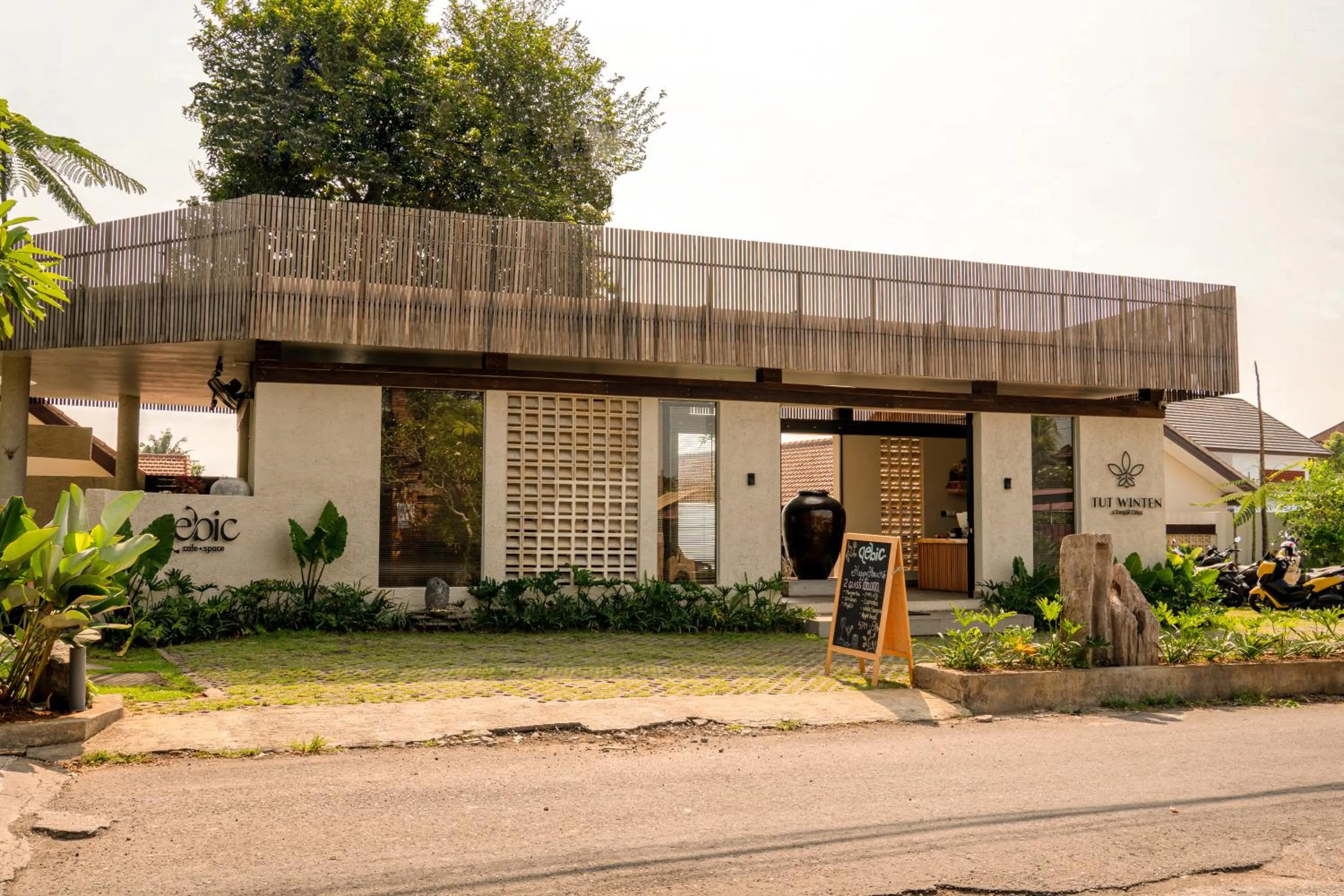 Restaurant/places to eat in Tut Winten a Tranquil Living Villa Ubud