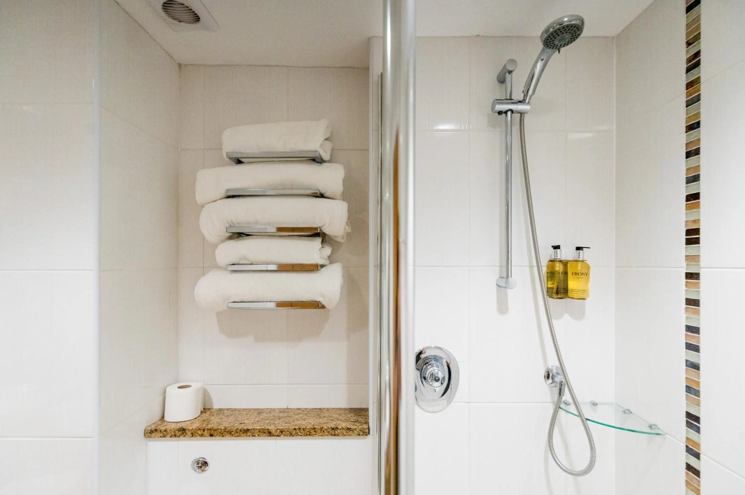 Shower in The Plough Inn