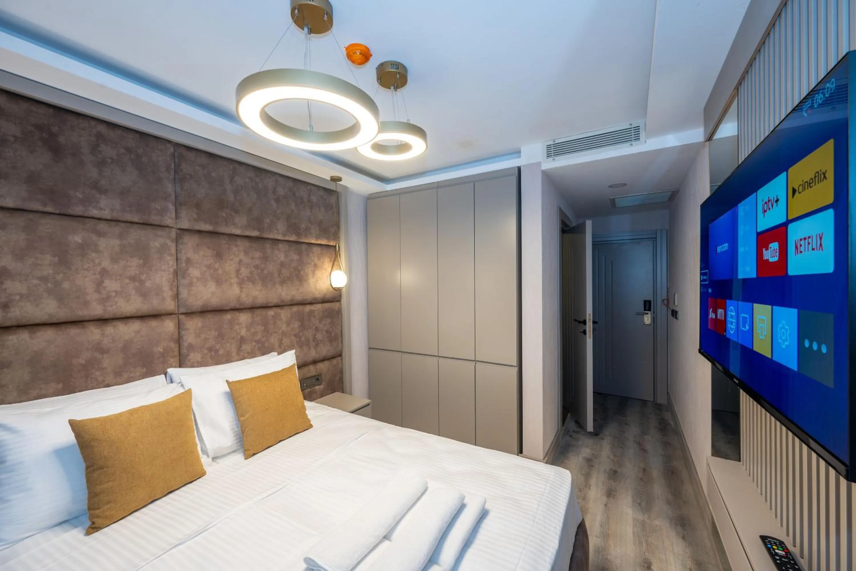 TV and multimedia, Bed in Massimo Hotel