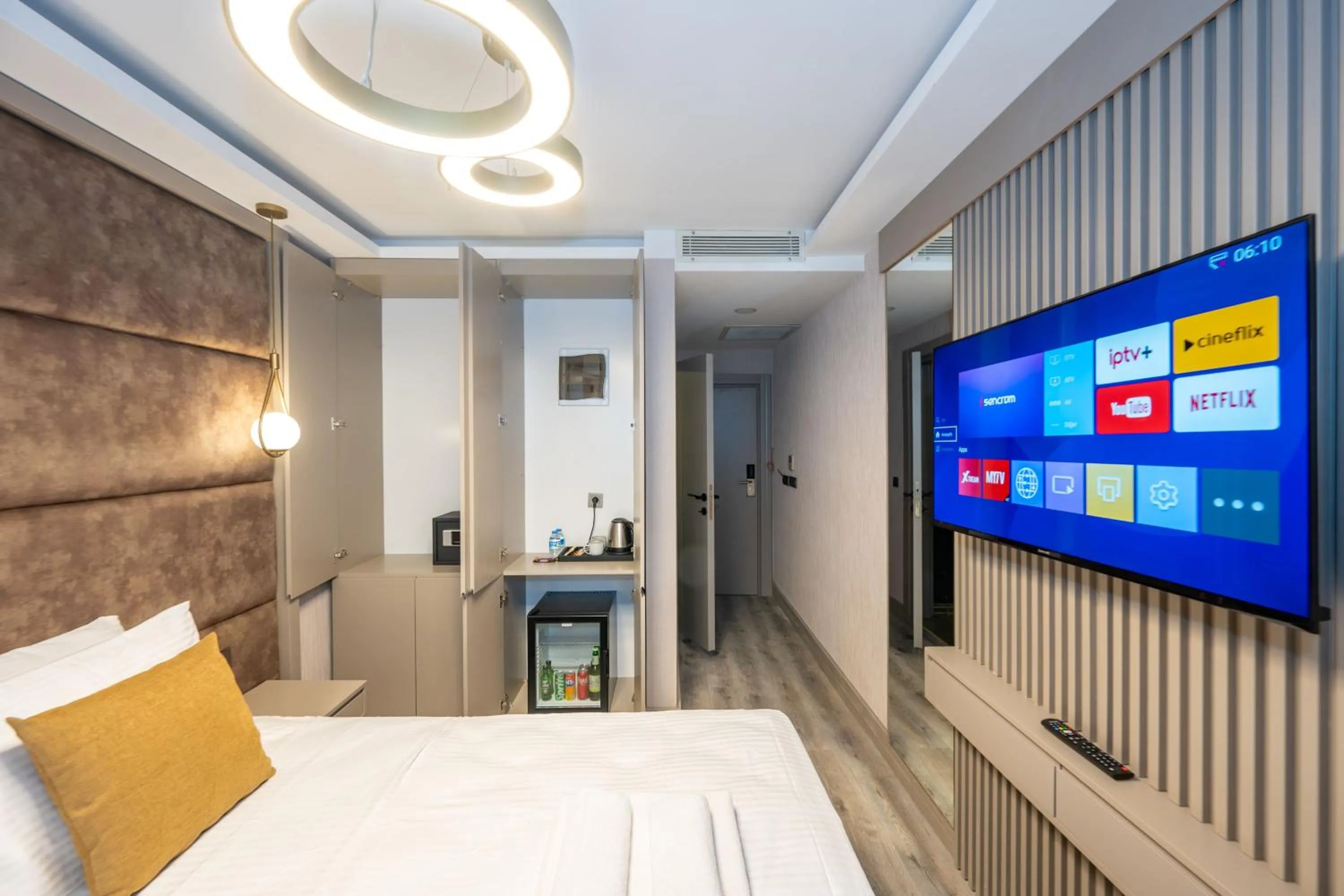 TV and multimedia, Bed in Massimo Hotel