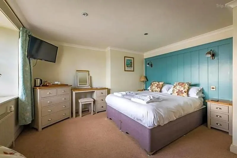 Bed in The Edgcumbe Arms