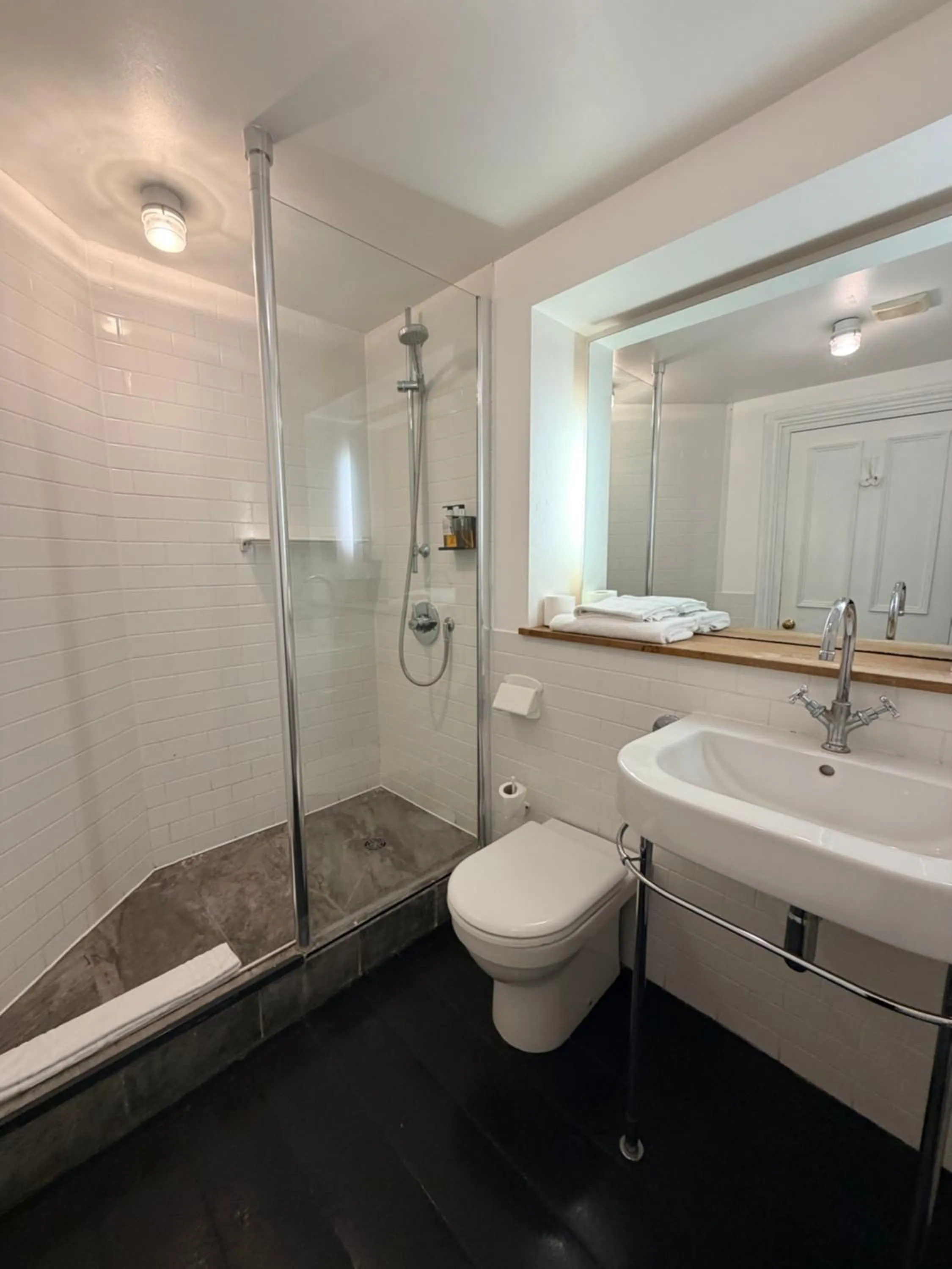 Bathroom in The Olde Bell, BW Signature Collection