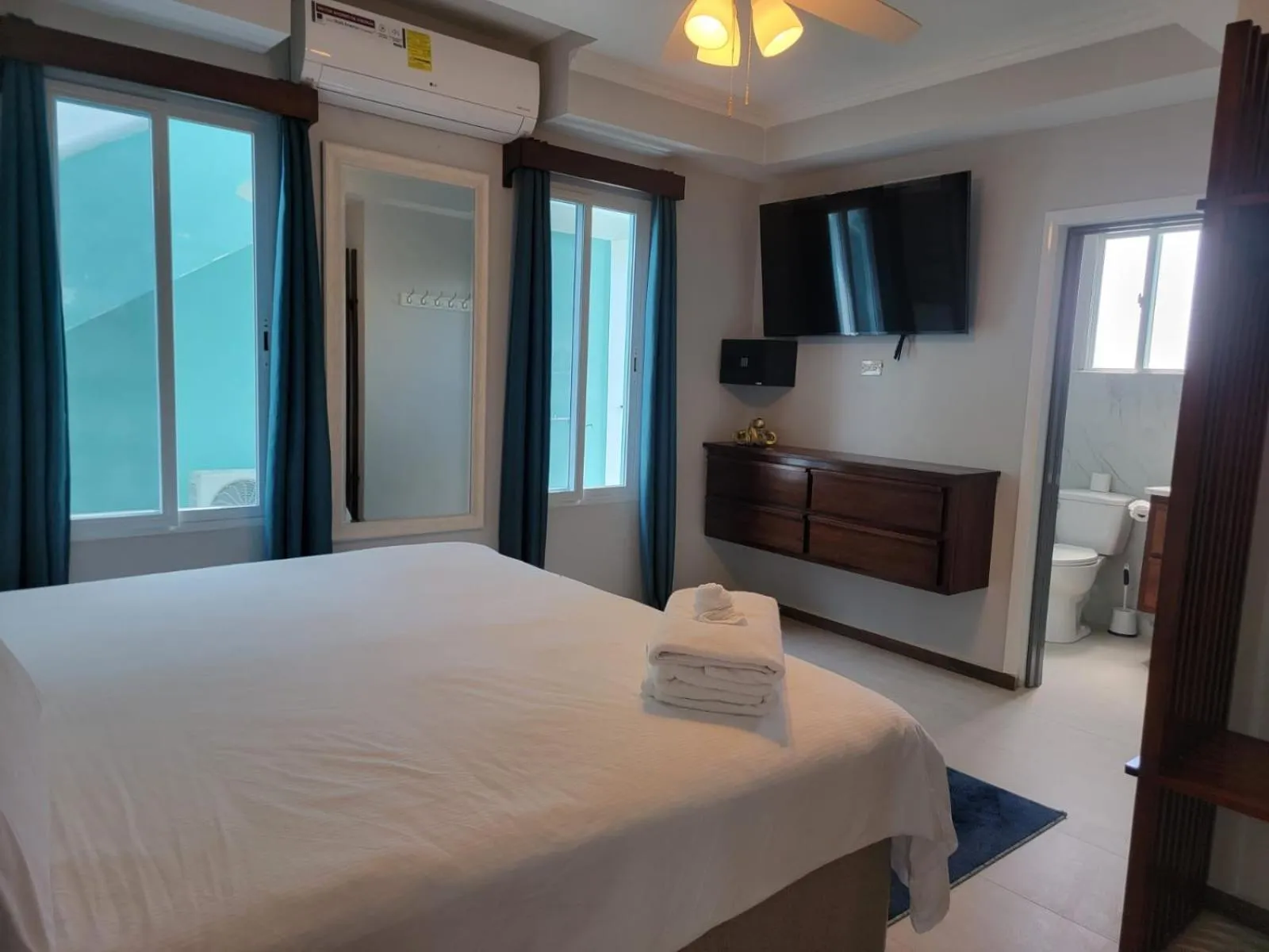 Photo of the whole room, Bed in Island Magic Villas