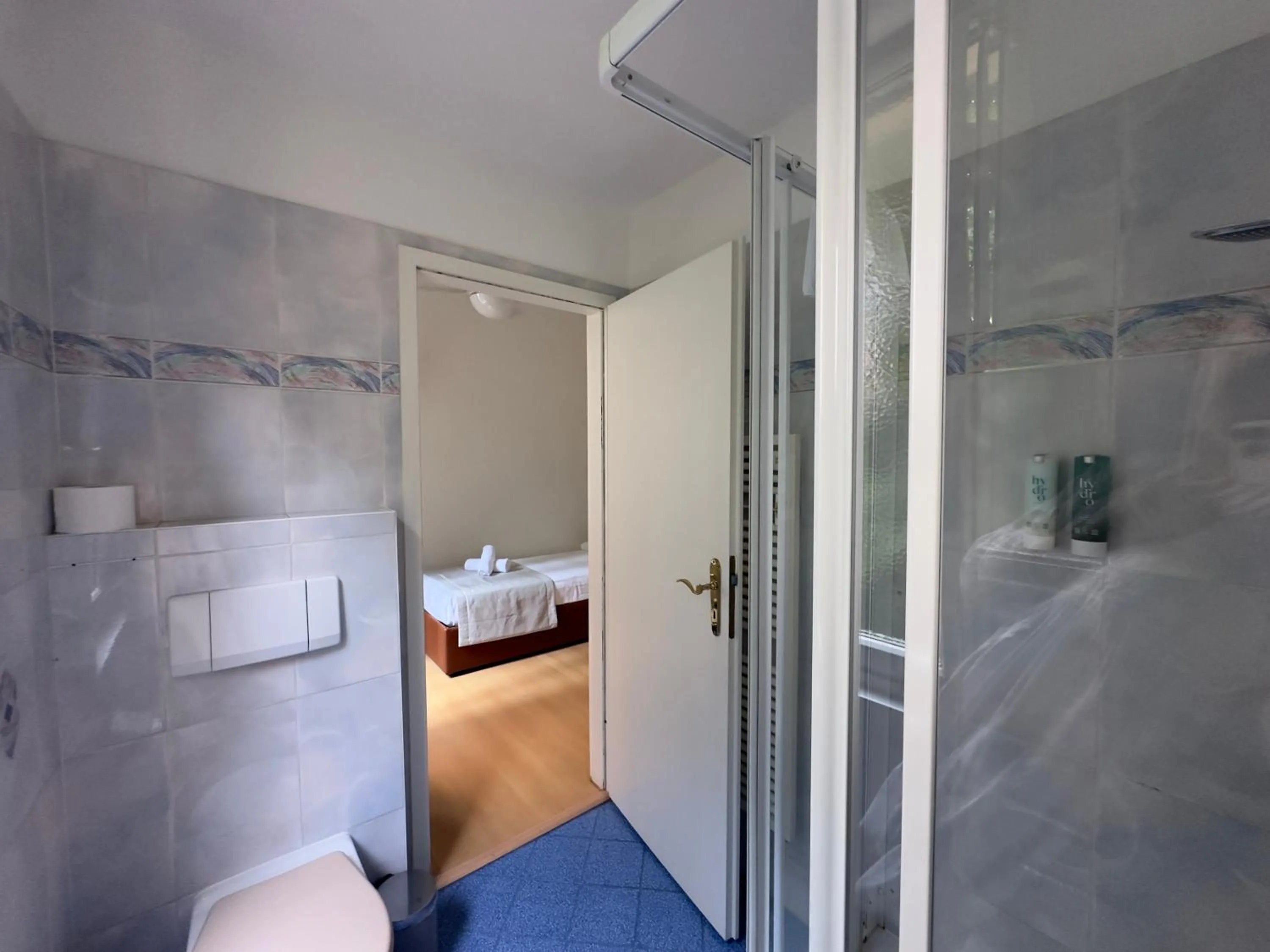 Bathroom, Bed in Hotel Locanda Castagnola