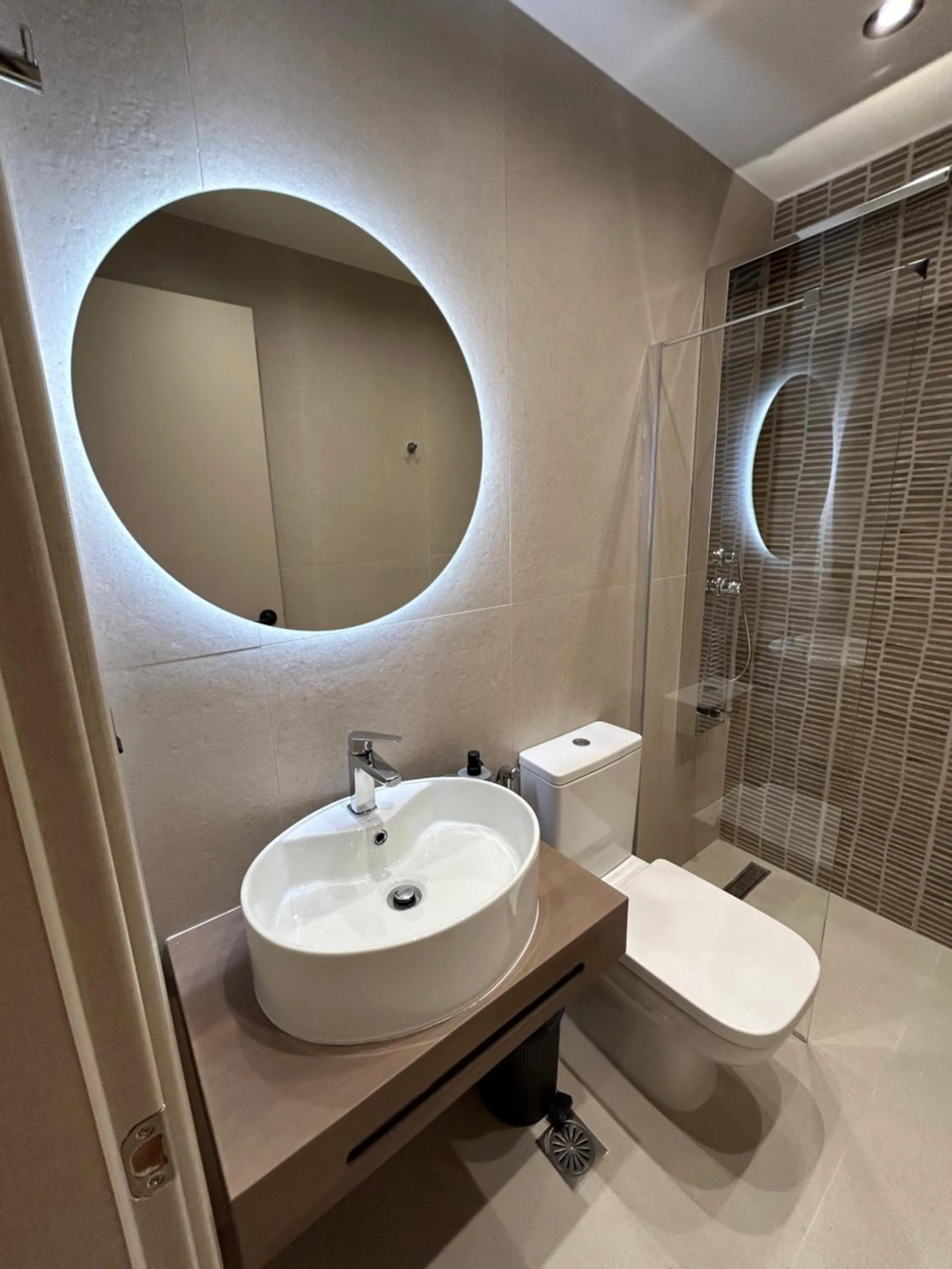 Shower in GLEN Premium Stays