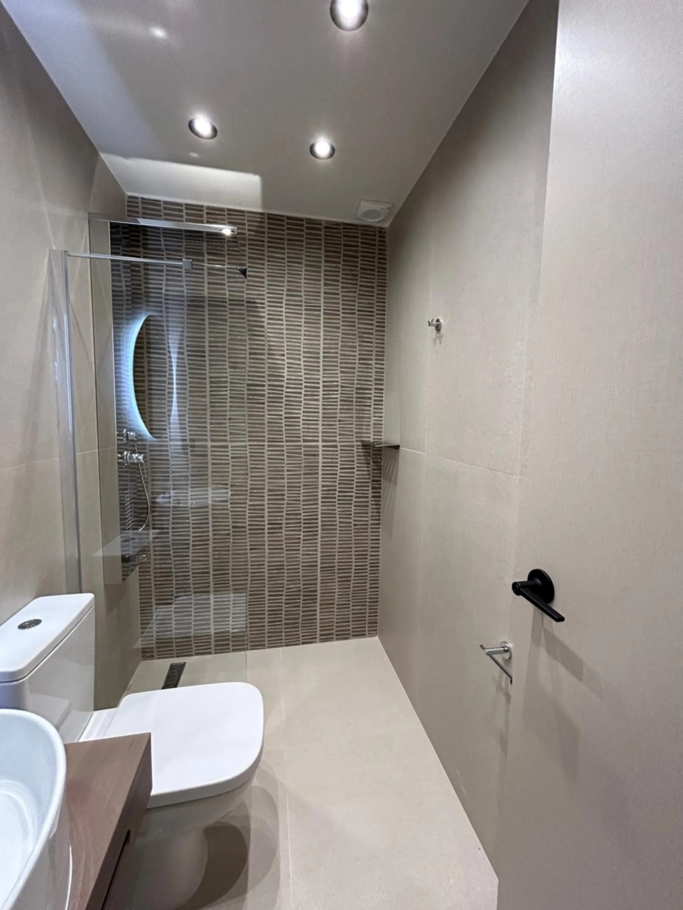 Shower in GLEN Premium Stays