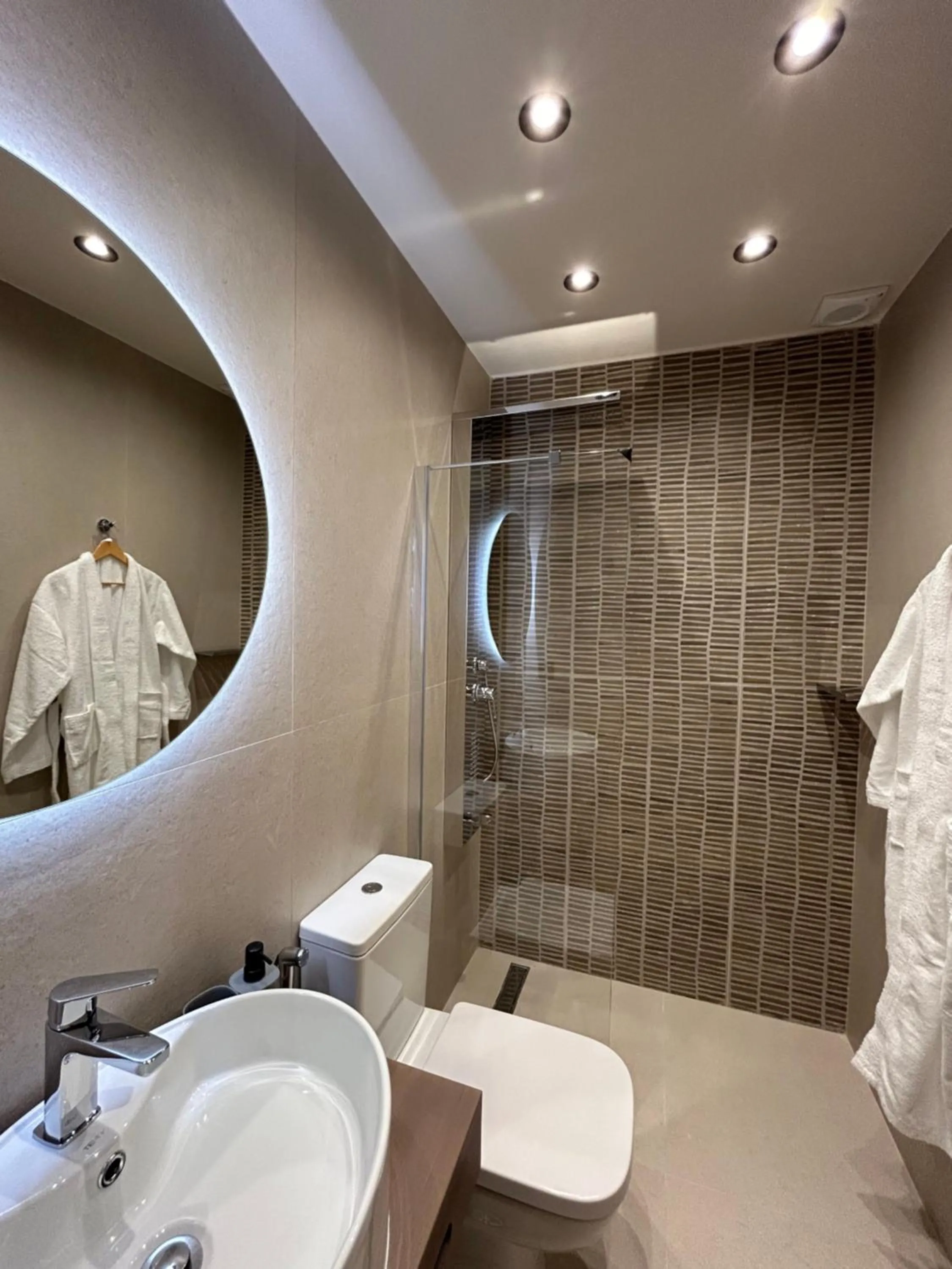 Shower in GLEN Premium Stays