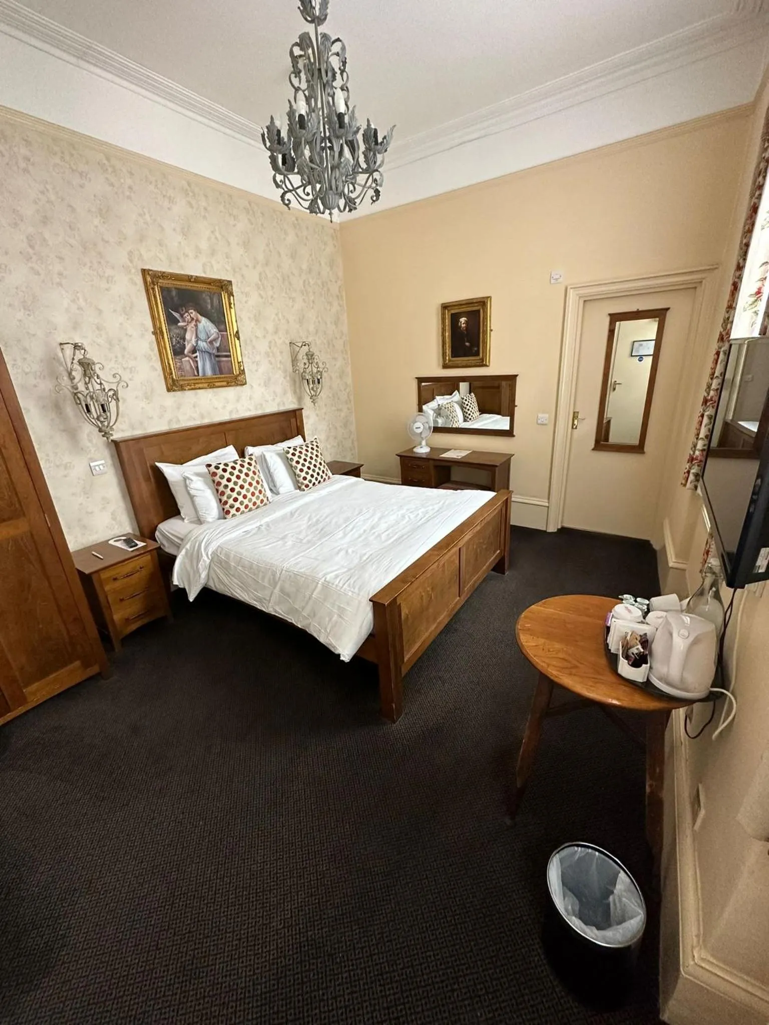 Bedroom, Bed in George & Pilgrims Hotel