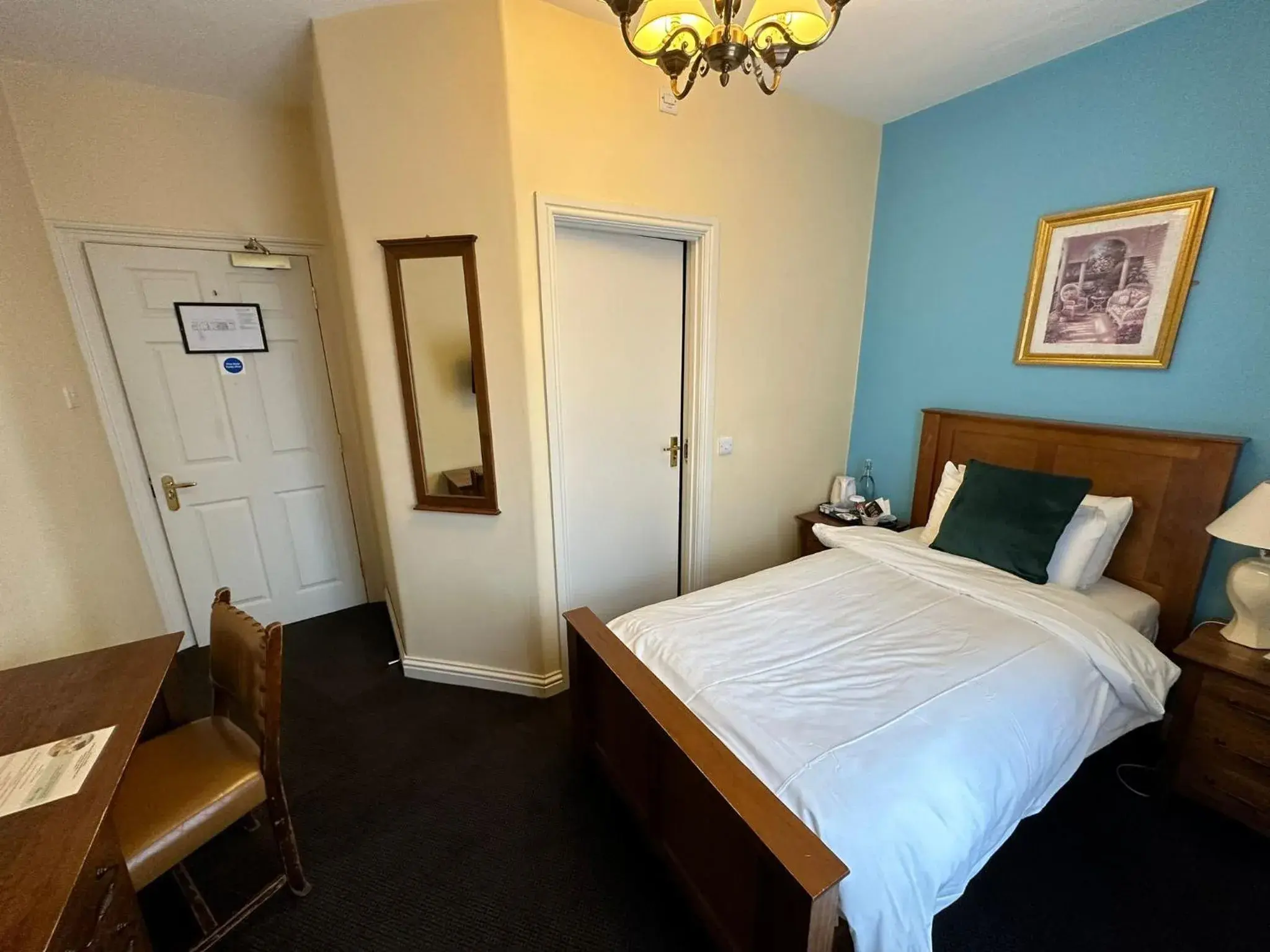 Standard Single Room in George & Pilgrims Hotel Standard Single Room in George & Pilgrims Hotel