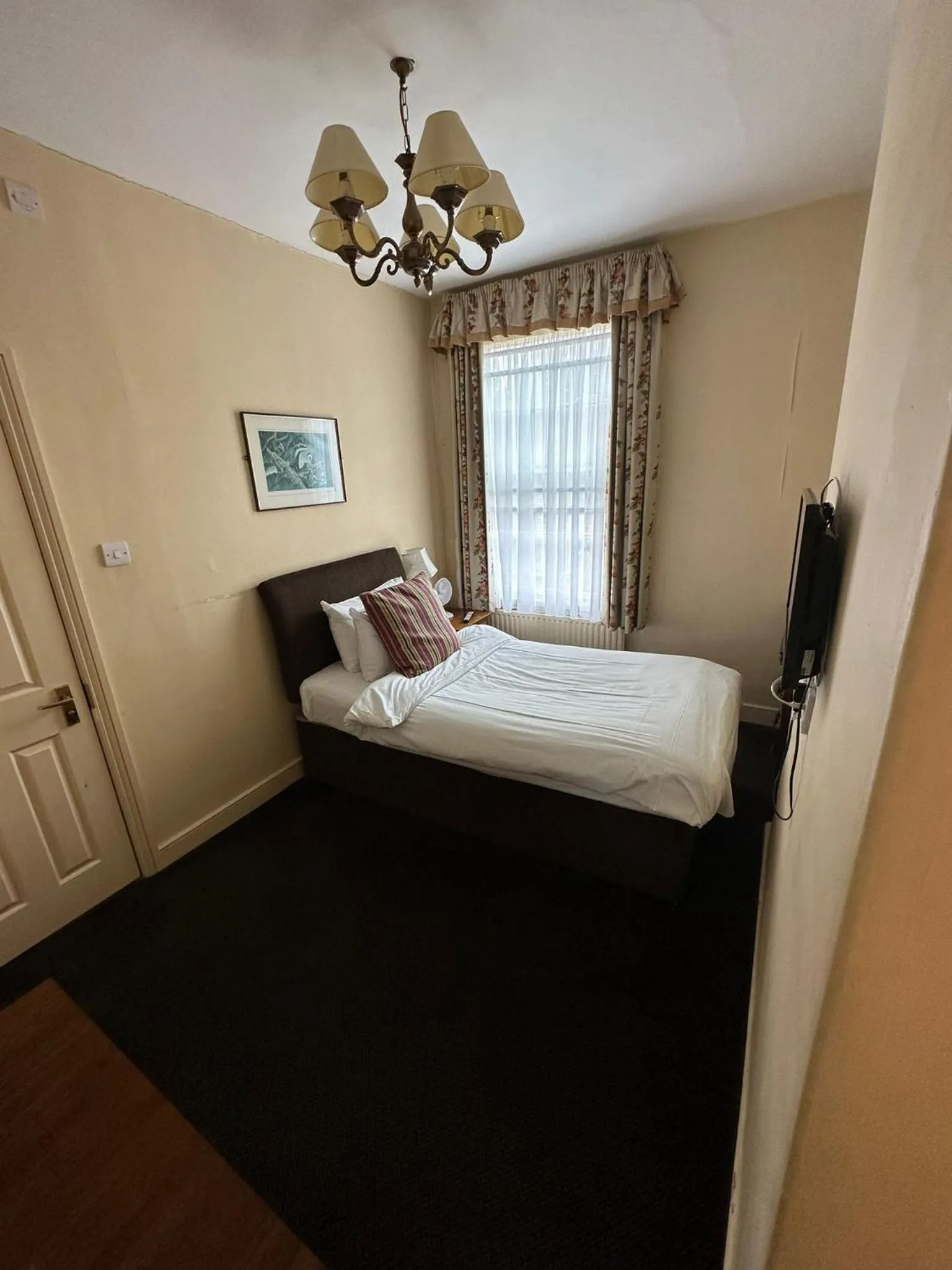 Bedroom, Bed in George & Pilgrims Hotel