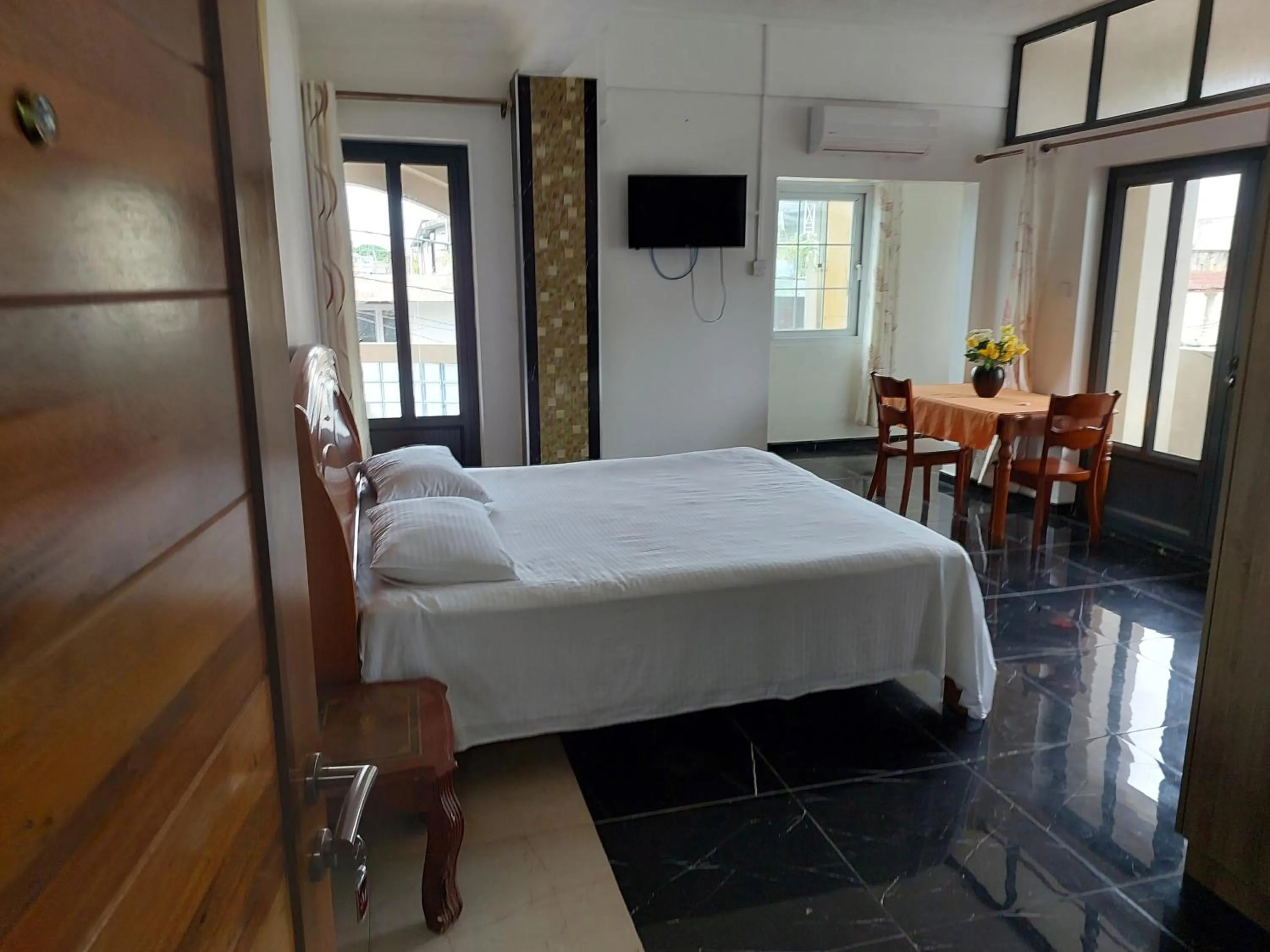 Photo of the whole room, Bed in Mahe Holiday Resort