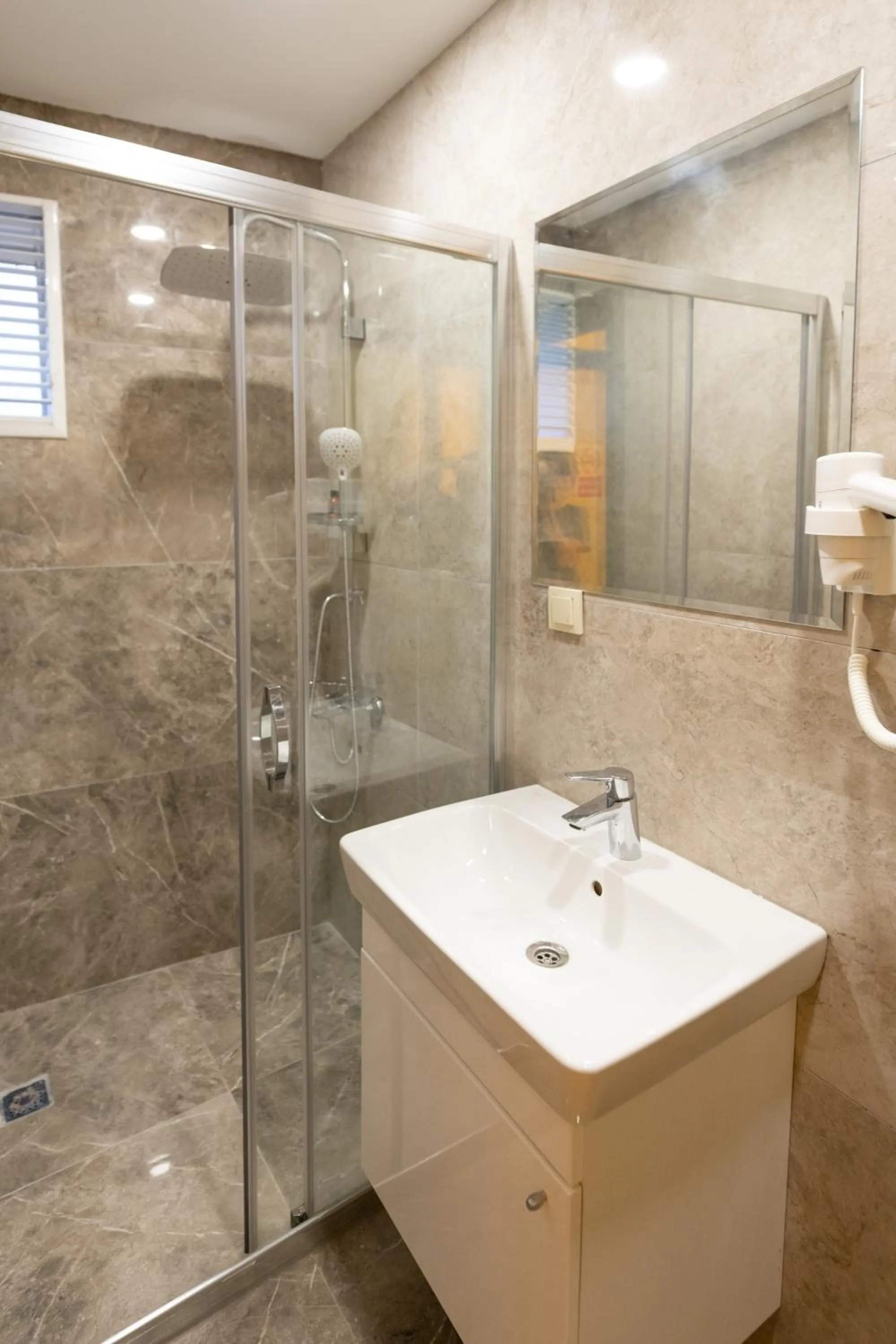 Shower in hotel di poesia deluxe