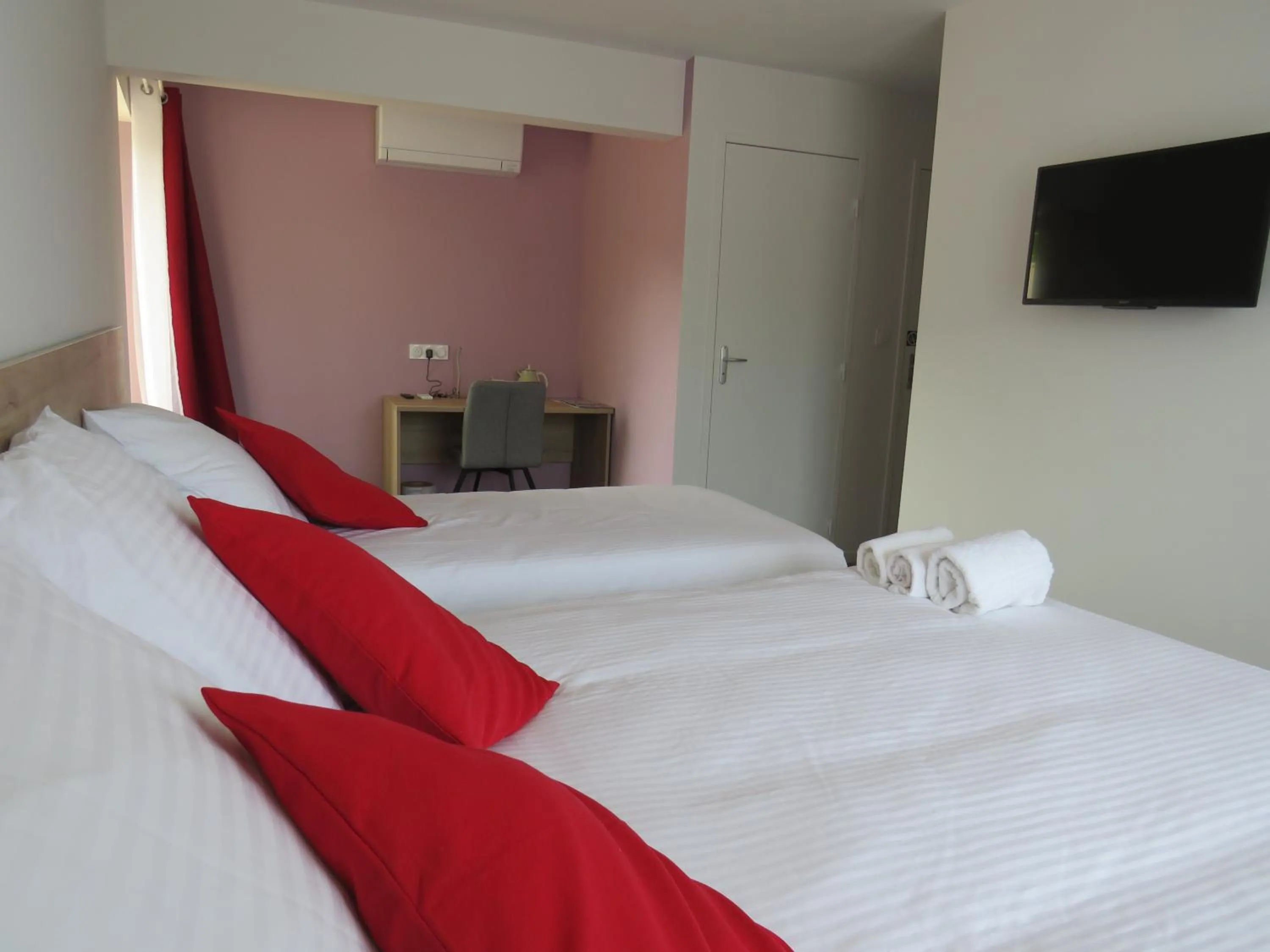 Bed in Hôtel les Jardins de Saulzet