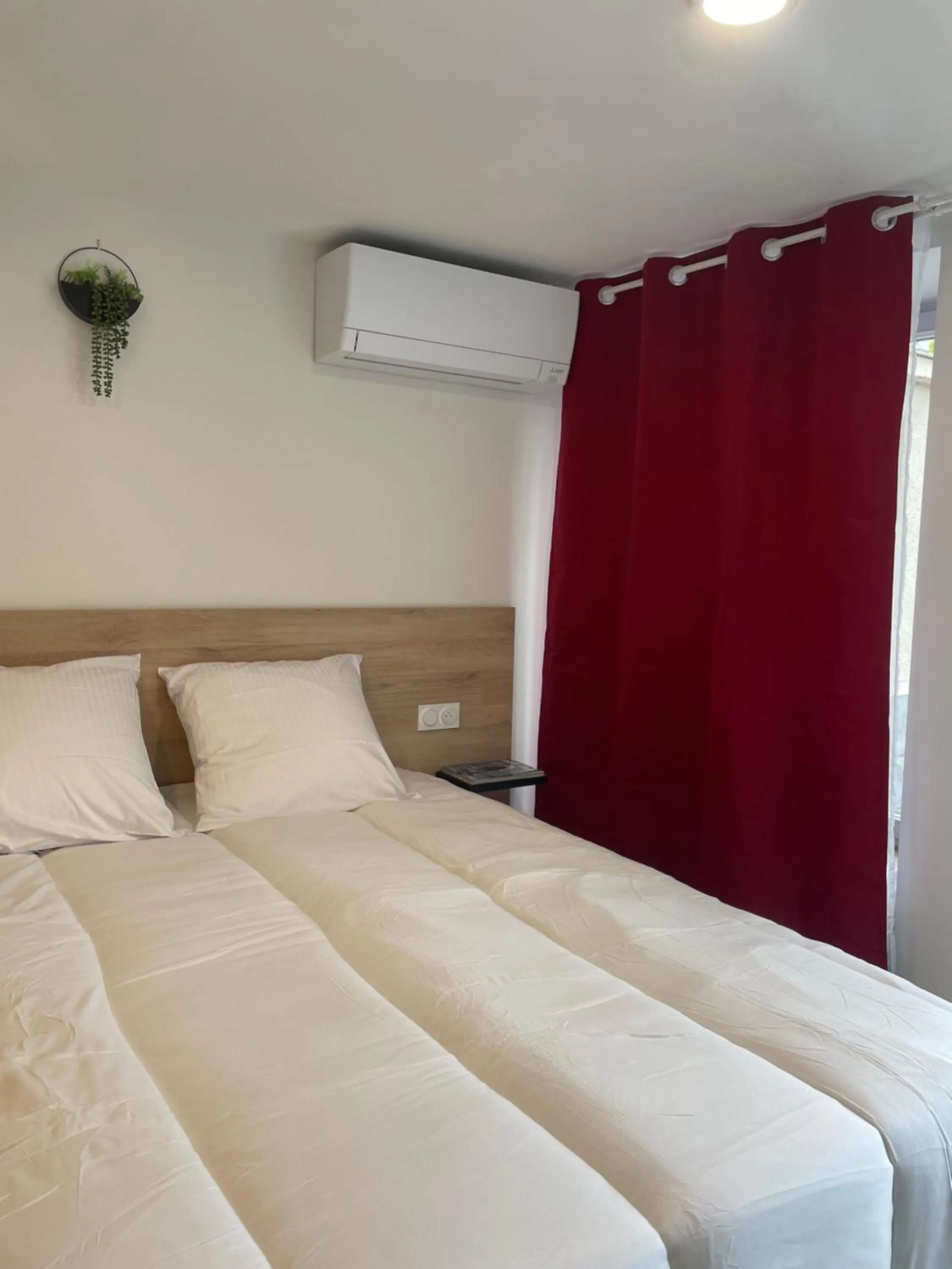 Bed in Hôtel les Jardins de Saulzet