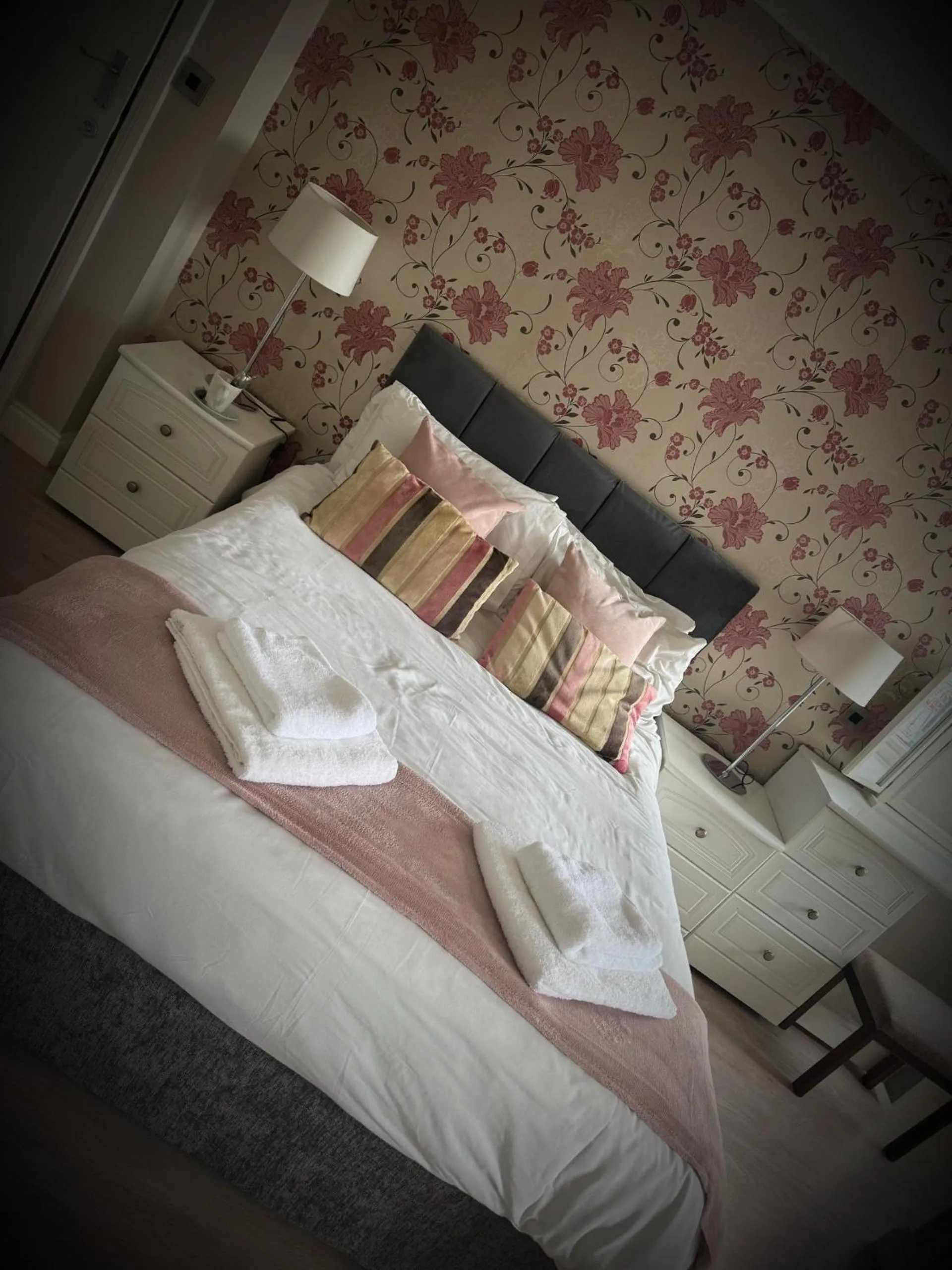 Bed in Ivy By The Sea