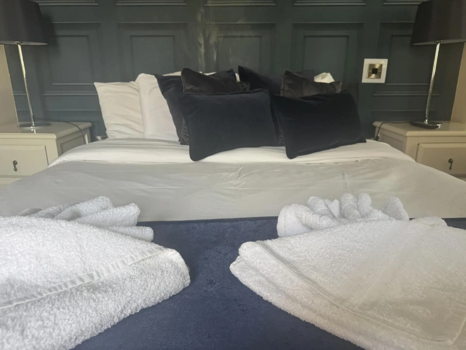 Bed in Ivy By The Sea