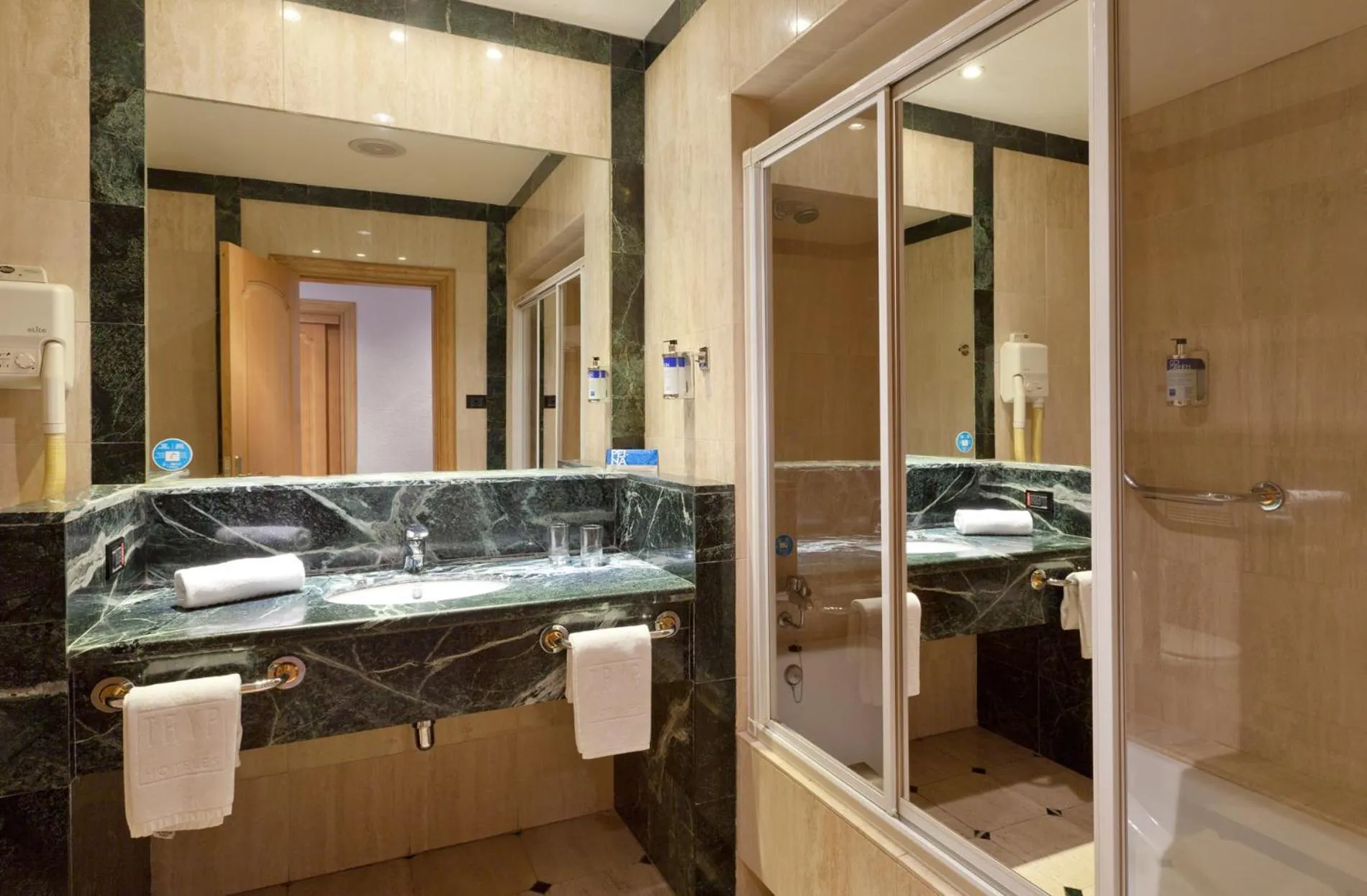 Photo of the whole room in Gran Hotel Los Angeles