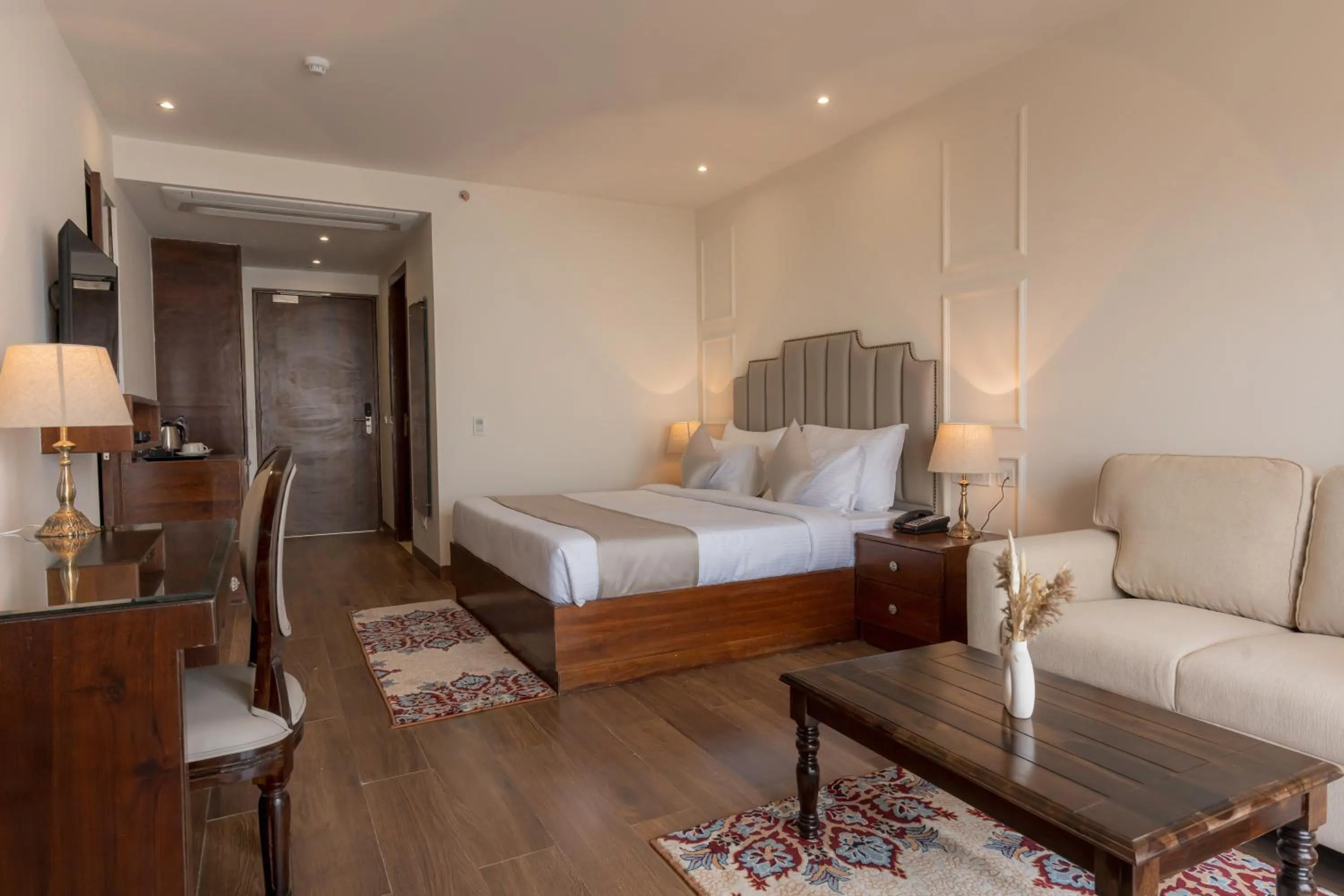 Seating area, Bed in The Belvedere Kasauli